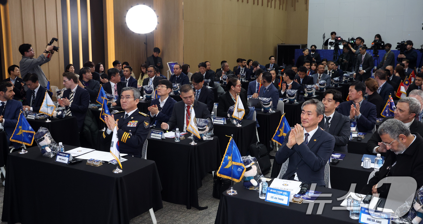 (서울=뉴스1) 김명섭 기자 = 박성주 경찰청 국가수사본부장과 각 국 대표 참석자들이 5일 서울 서대문구 경찰청에서 열린 경찰청 2차 글로벌 공조 작전회의에서 소개를 받으며 손뼉을 …