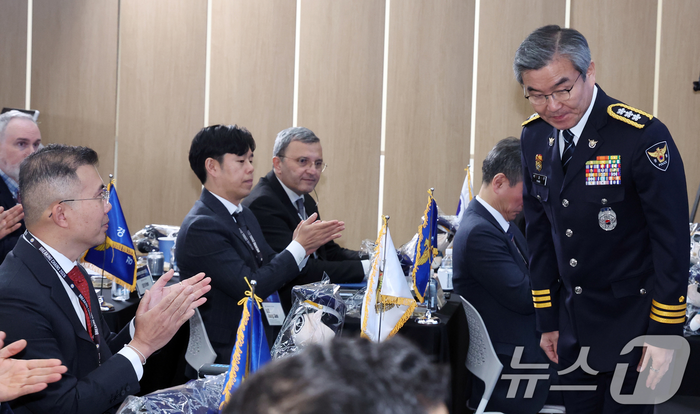 (서울=뉴스1) 김명섭 기자 = 박성주 경찰청 국가수사본부장이 5일 서울 서대문구 경찰청에서 열린 경찰청 2차 글로벌 공조 작전회의에서 소개를 받으며 인사하고 있다. 이번 회의에는 …