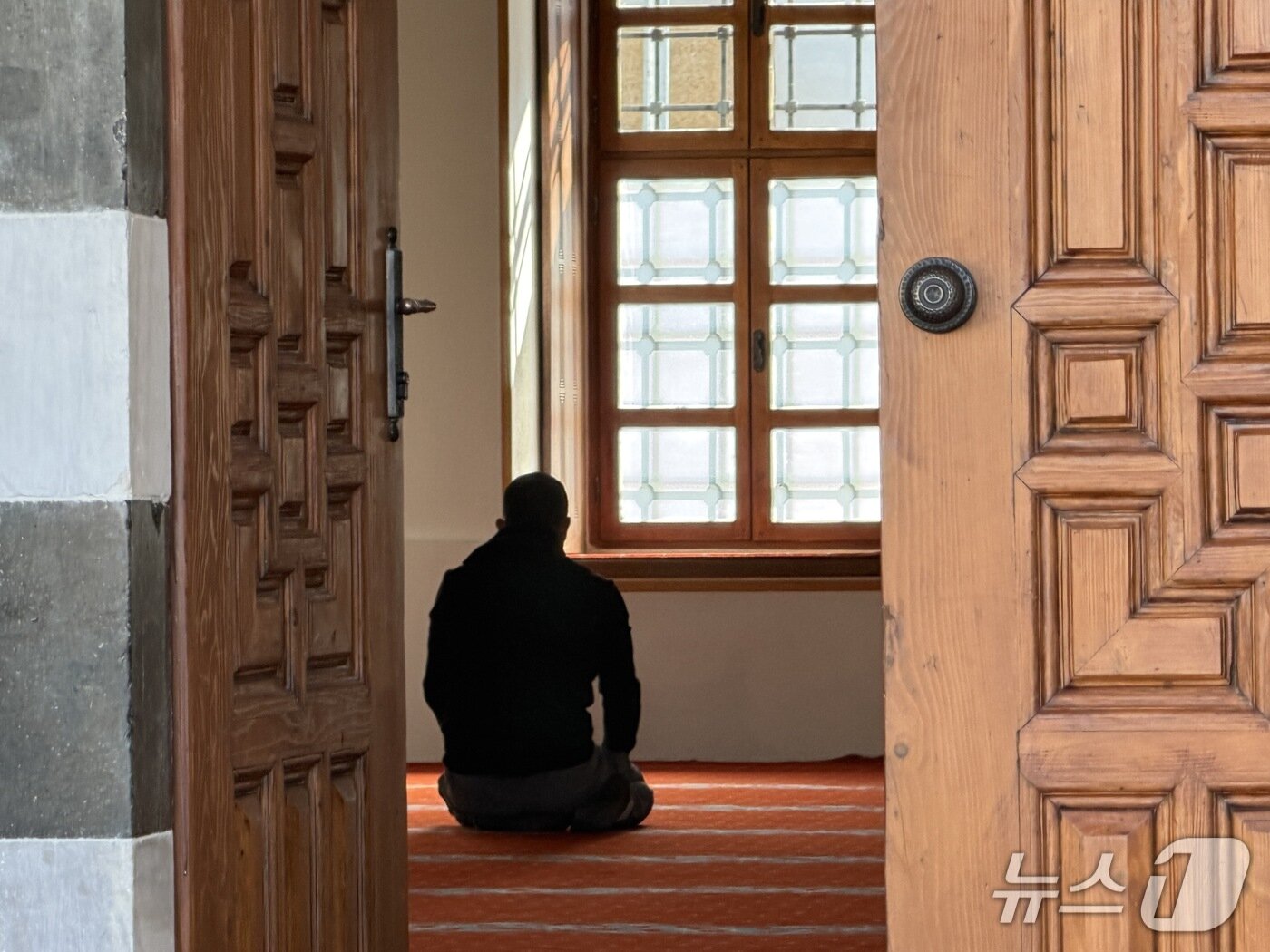 본문 이미지 - 4일(현지시간) 튀르키예 하타이주 안타키아의 하비브-이 네자르 모스크(Habib-i Nejjar Mosque)에서 한 남성이 메카 방향을 향해 기도를 드리고 있다. 2026.02.04/ⓒ 뉴스1