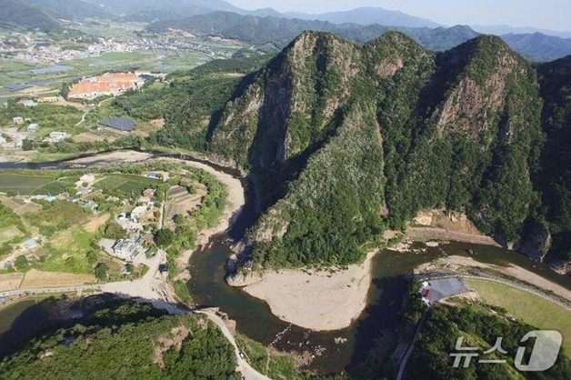 영동군, 관광명소 월류봉 일대 500m 모노레일 설치 추진