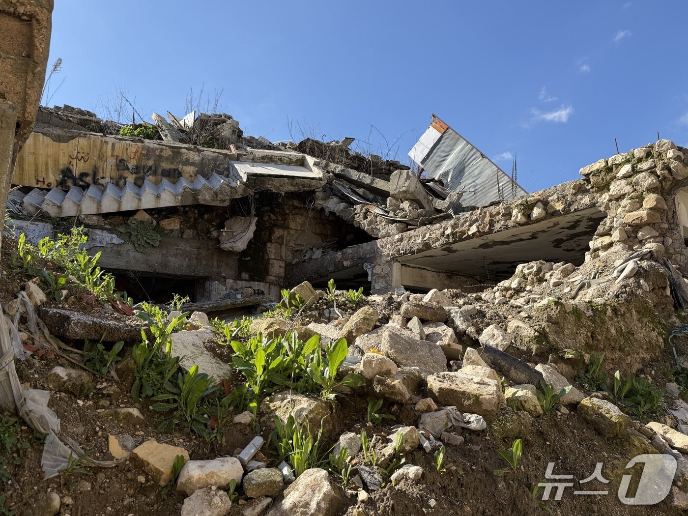 본문 이미지 - 4일(현지시간) 튀르키예 하타이주 안타키아의 한 거리에 3년 전 지진으로 인해 무너진 건물의 모습. 2026.02.04/ⓒ 뉴스1