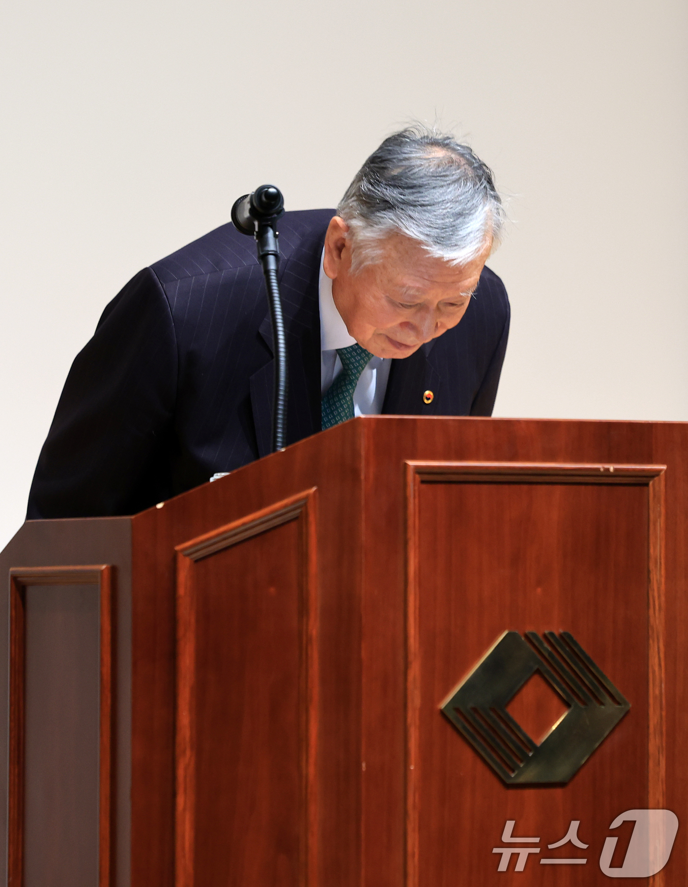 (서울=뉴스1) 이호윤 기자 = 이중근 부영그룹 회장이 5일 서울 중구 부영태평빌딩 컨벤션홀에서 열린 부영그룹 신년 시무식 및 ‘자녀 1인당 1억원’ 출산장려금 행사에서 직원들에게 …