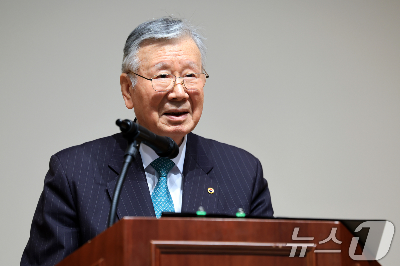 (서울=뉴스1) 이호윤 기자 = 이중근 부영그룹 회장이 5일 서울 중구 부영태평빌딩 컨벤션홀에서 열린 부영그룹 신년 시무식 및 ‘자녀 1인당 1억원’ 출산장려금 행사에서 신년사를 …