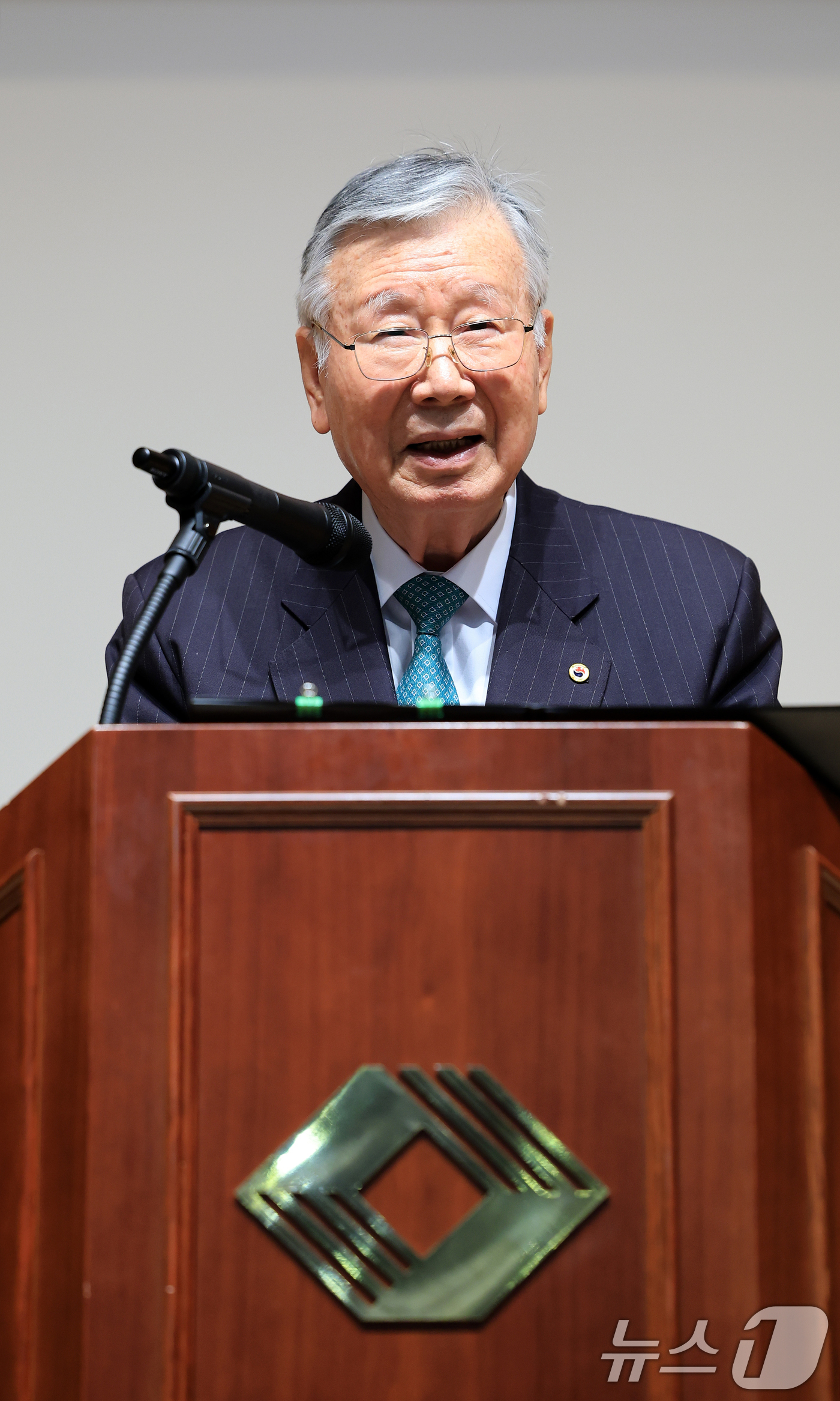 (서울=뉴스1) 이호윤 기자 = 이중근 부영그룹 회장이 5일 서울 중구 부영태평빌딩 컨벤션홀에서 열린 부영그룹 신년 시무식 및 ‘자녀 1인당 1억원’ 출산장려금 행사에서 신년사를 …