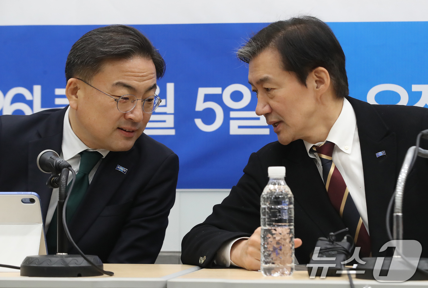 (부산=뉴스1) 윤일지 기자 = 조국 조국혁신당 대표가 5일 부산 동구 부산항국제전시컨벤션센터에서 열린 현장 최고위원회의에서 신장식 최고위원과 대화하고 있다. 2026.2.5/뉴스 …