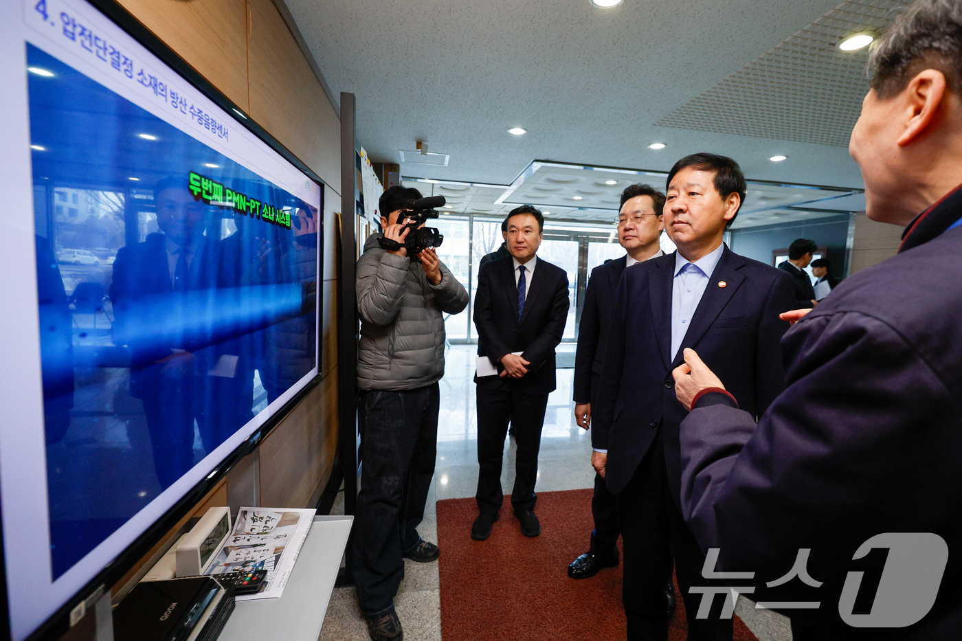 (인천=뉴스1) 안은나 기자 = 구윤철 경제부총리 겸 재정경제부 장관이 5일 반도체부품, 고분자화합물 등 제조업체 인천 연수구 아이블포토닉스를 찾아 이상구 대표이사 설명을 듣고 있 …