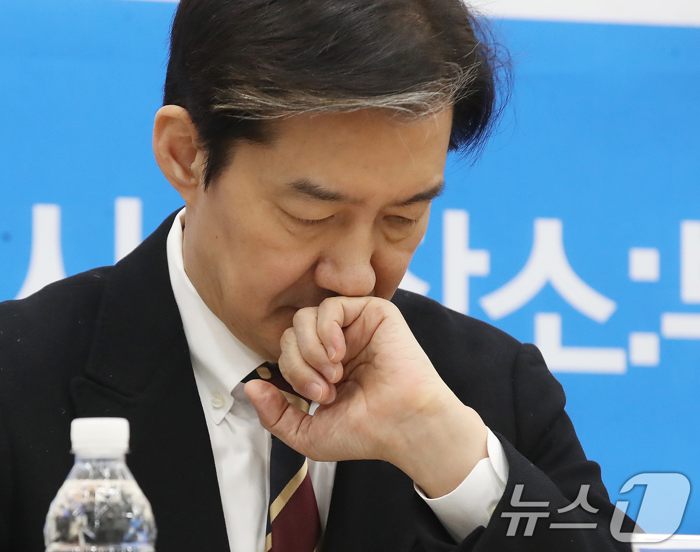 (부산=뉴스1) 윤일지 기자 = 조국 조국혁신당 대표가 5일 부산 동구 부산항국제전시컨벤션센터에서 열린 현장 최고위원회의에서 생각에 잠겨 있다. 2026.2.5/뉴스1