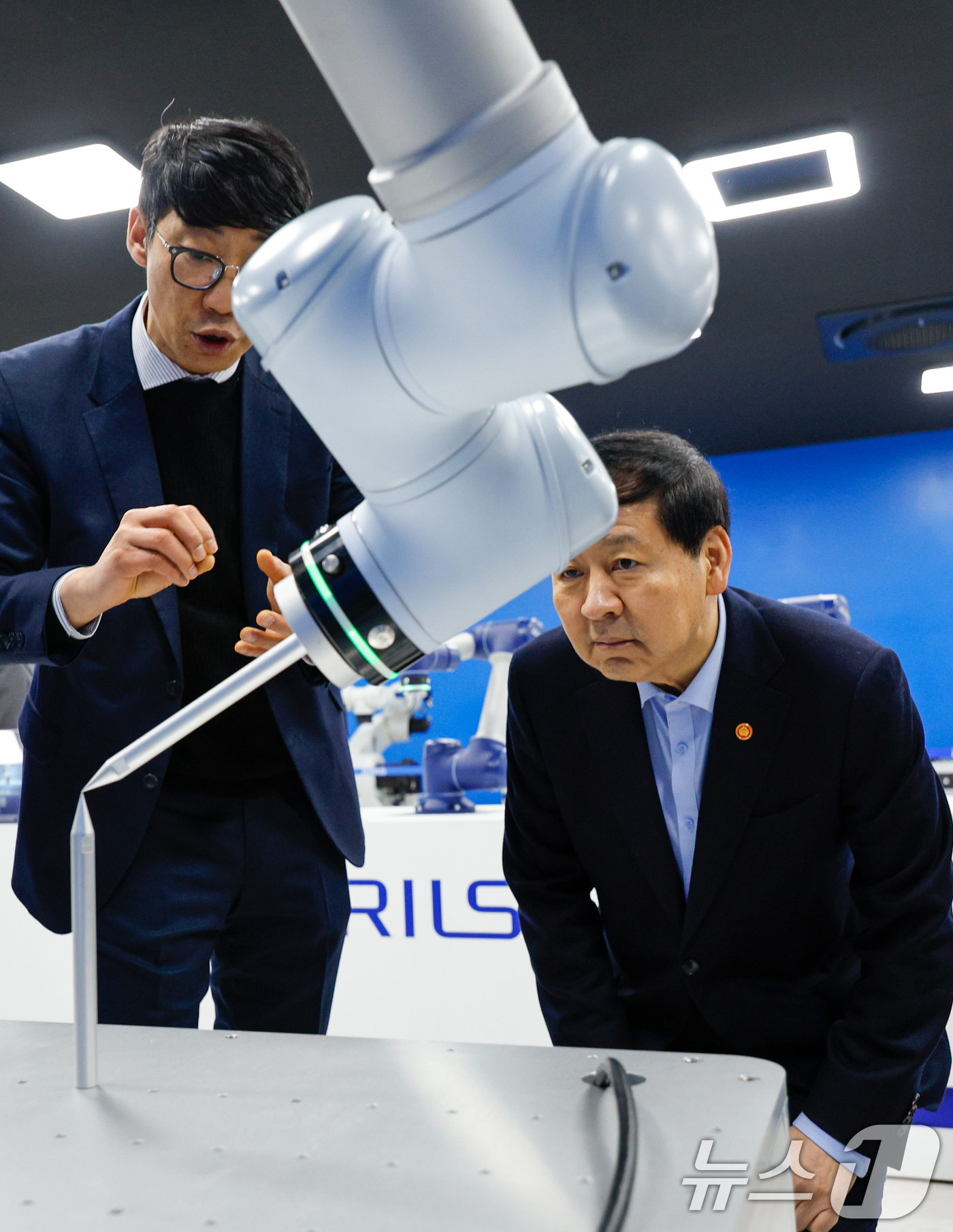 (인천=뉴스1) 안은나 기자 = 구윤철 경제부총리 겸 재정경제부 장관이 5일 글로벌 로봇전문 기업인 인천 연수구 브릴스를 찾아 전진 대표이사의 설명을 들으며 툴 센터 포인트(TCP …