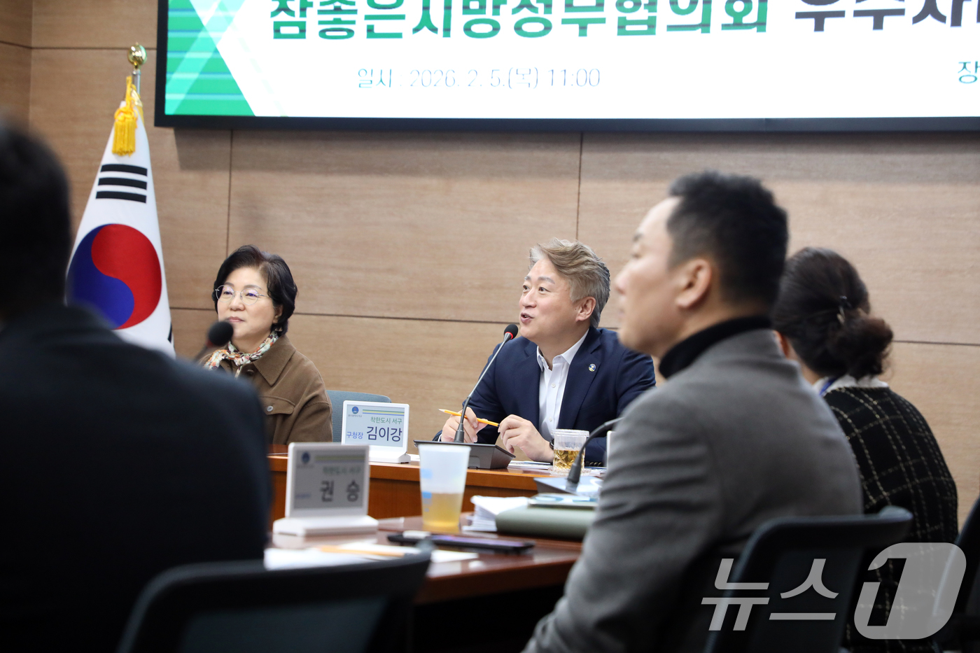 (광주=뉴스1) 이수민 기자 = 김이강 광주 서구청장이 5일 광주 서구 나눔홀에서 열린 '지방정부 간 상생협력을 위한 참좋은지방정부협의회 우수정책 벤치마킹 간담회'에서 인사말하고 …