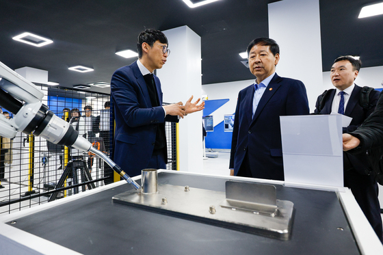 용접하는 로봇 살펴보는 구윤철 부총리