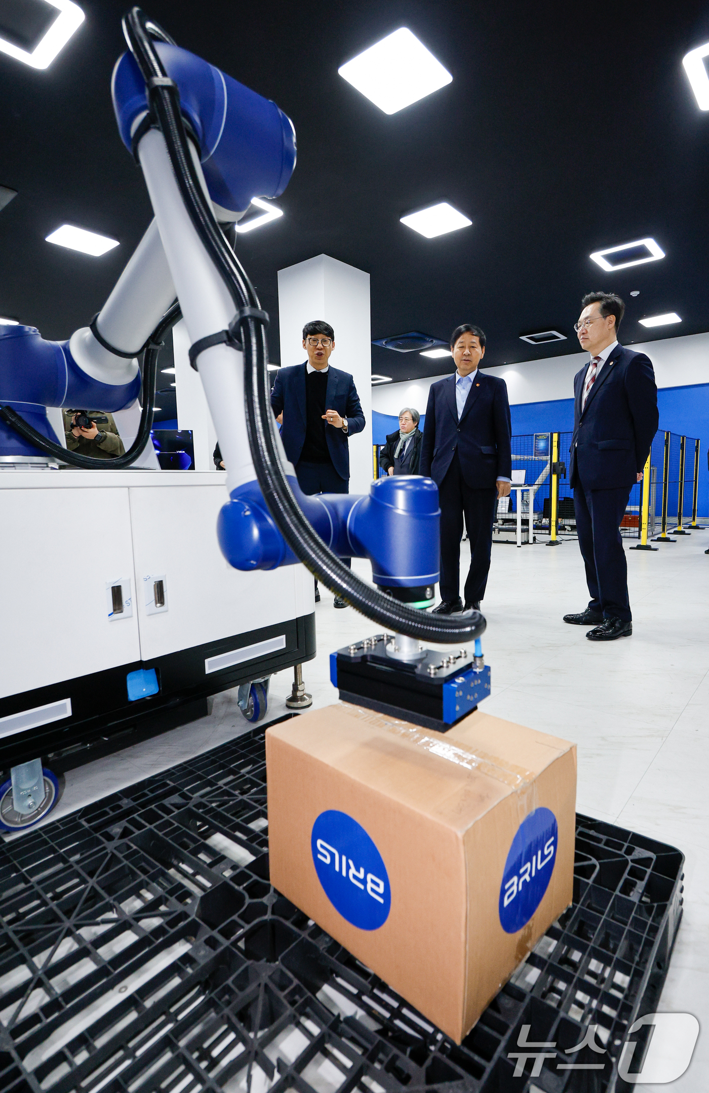 (인천=뉴스1) 안은나 기자 = 구윤철 경제부총리 겸 재정경제부 장관이 5일 글로벌 로봇전문 기업인 인천 연수구 브릴스를 찾아 전진 대표이사의 설명을 들으며 협동로봇을 둘러보고 있 …