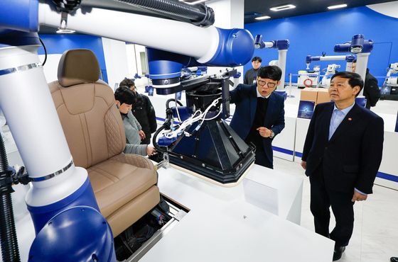 '로봇이 자동차부품 정밀검사를'