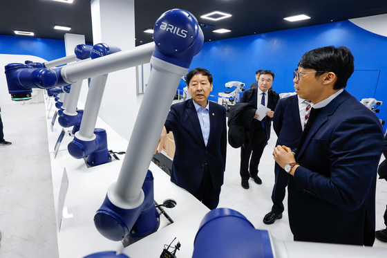 협동로봇 만져보는 구윤철 부총리