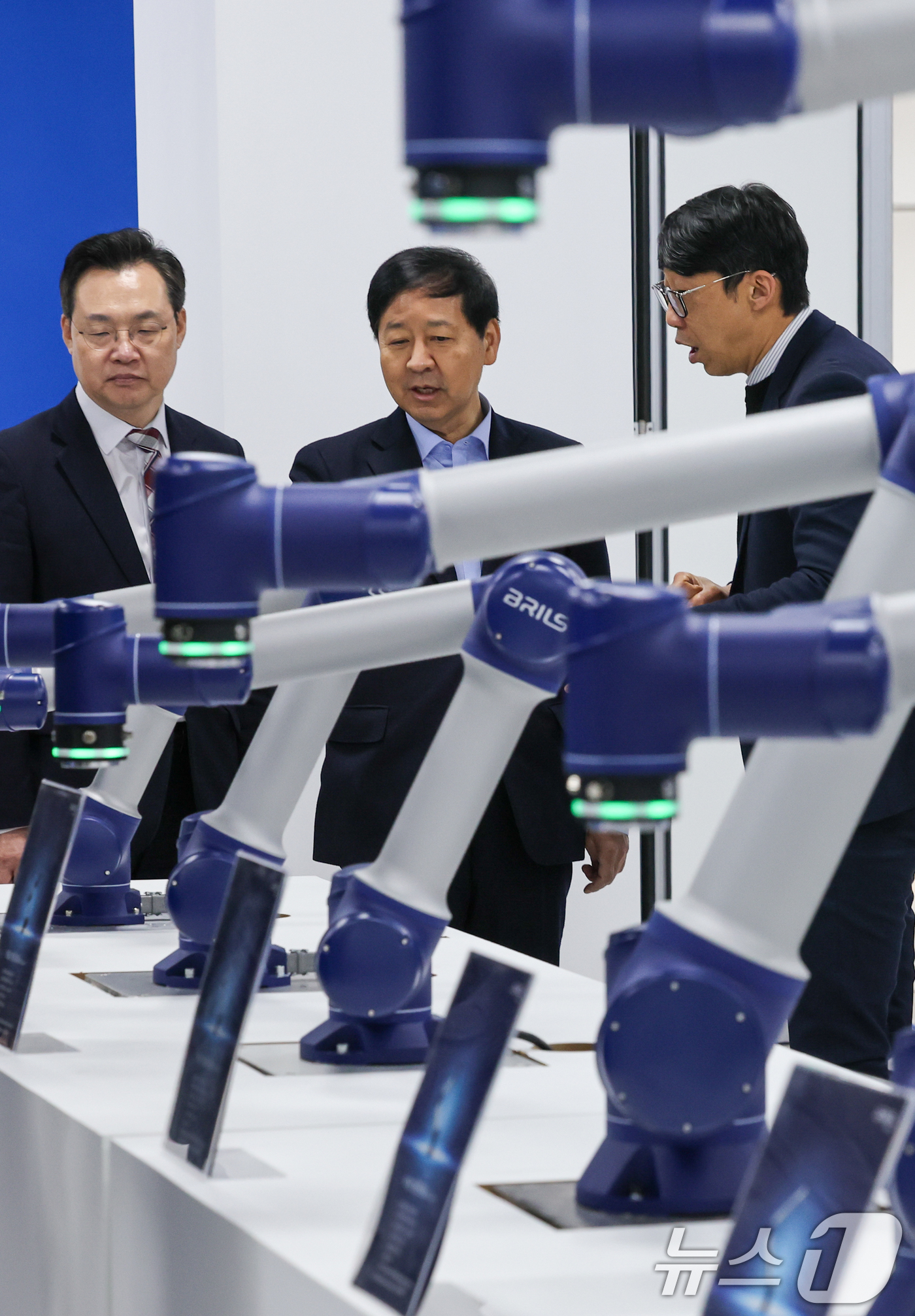 (인천=뉴스1) 안은나 기자 = 구윤철 경제부총리 겸 재정경제부 장관이 5일 글로벌 로봇전문 기업인 인천 연수구 브릴스를 찾아 전진 대표이사의 설명을 들으며 협동로봇을 살펴보고 있 …