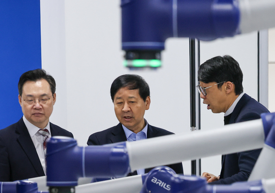 브릴스 협동로봇 살펴보는 구윤철 부총리