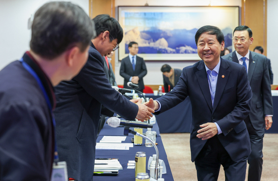 인사 나누는 구윤철 부총리