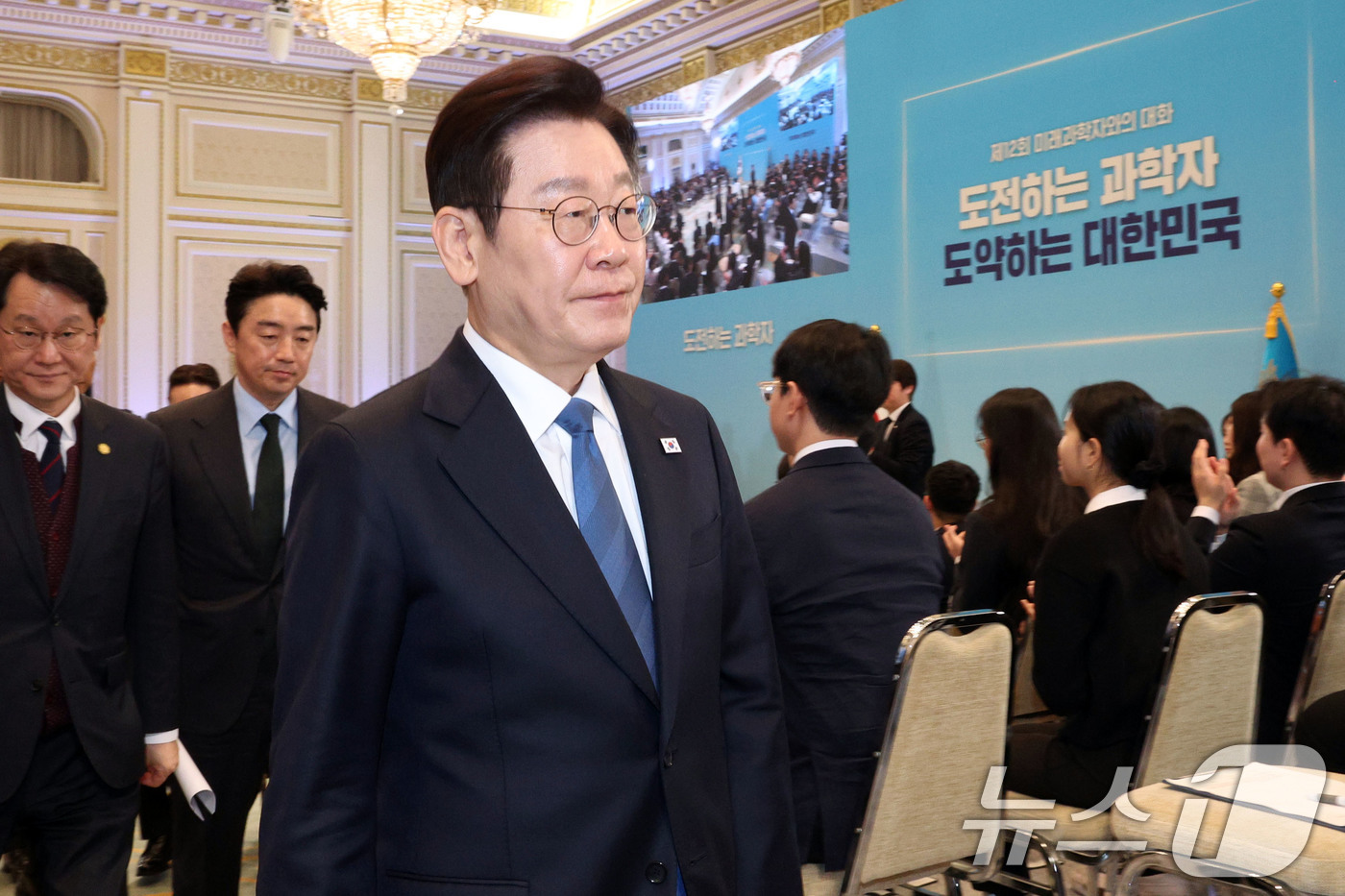 (서울=뉴스1) 허경 기자 = 이재명 대통령이 5일 청와대에서 열린 대통령과학장학생·올림피아드 대표단 친수 및 간담회(미래 과학자와의 대화)를 마친 후 행사장을 나서고 있다. 20 …