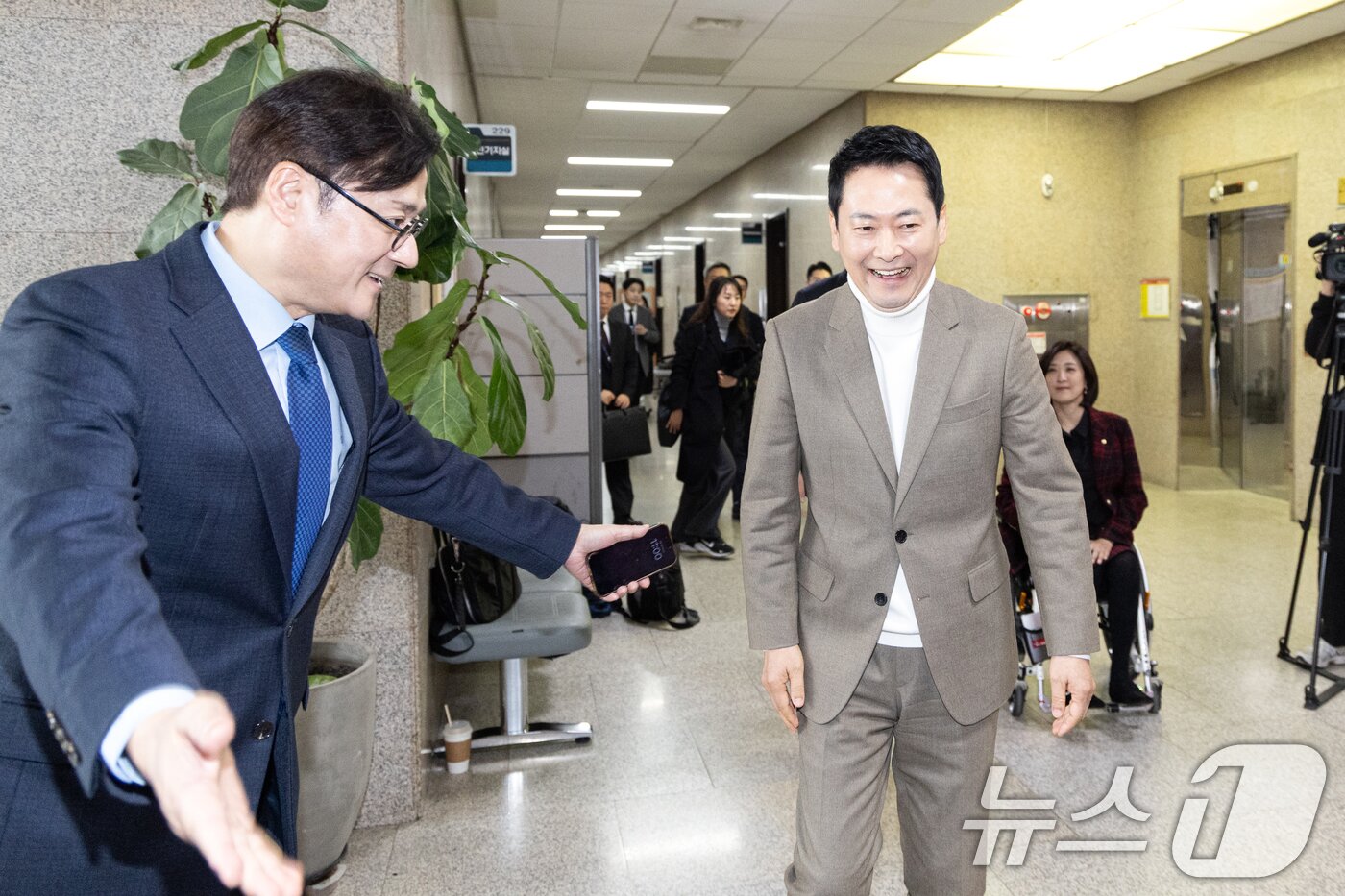 본문 이미지 - 홍익표 청와대 정무수석이 5일 서울 여의도 국회에서 장동혁 국민의힘 대표를 안내하고 있다. 2026.2.5/뉴스1 ⓒ News1 이승배 기자