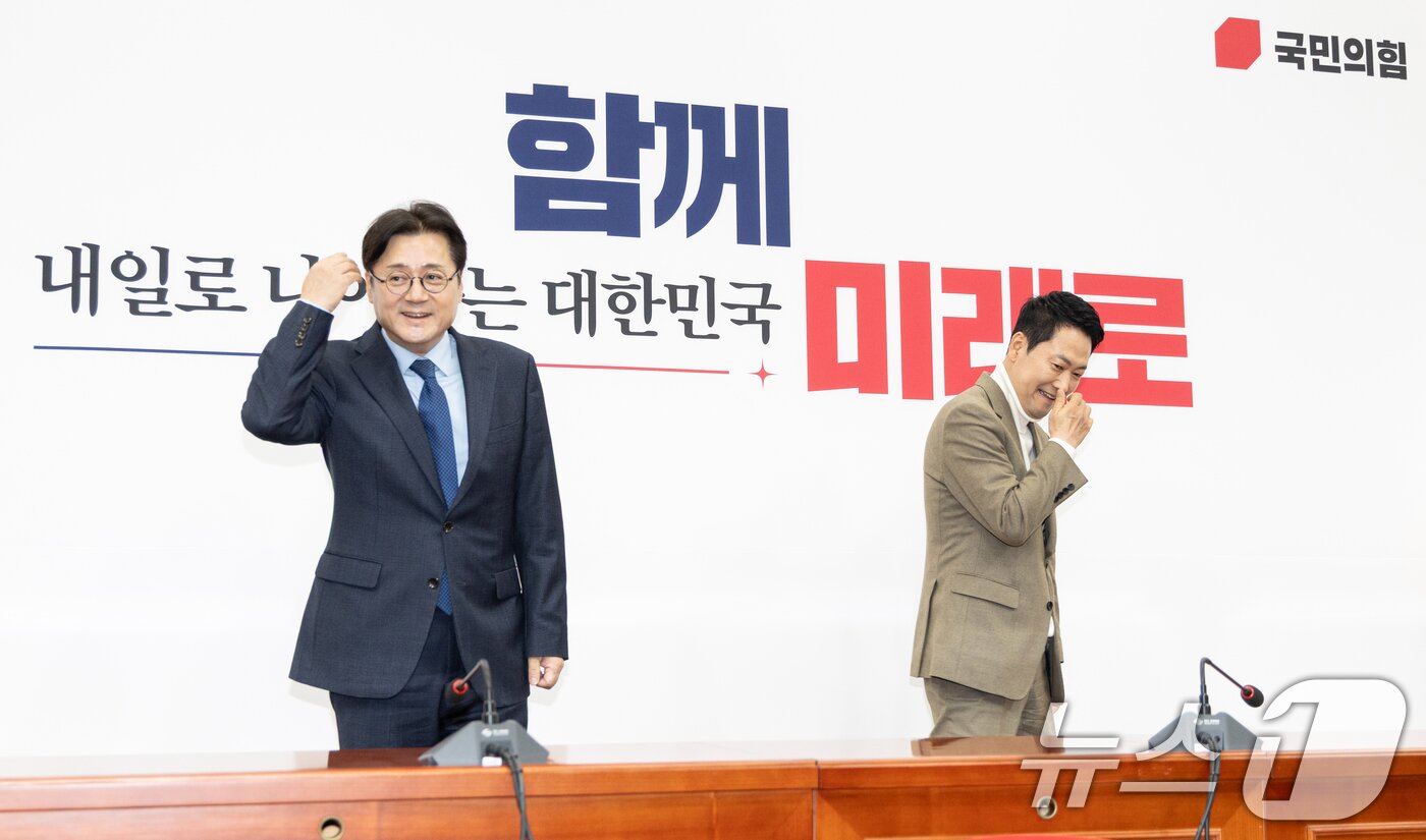 본문 이미지 - 장동혁 국민의힘 대표가 5일 서울 여의도 국회에서 홍익표 청와대 정무수석을 접견, 기념촬영을 마치고 자리로 향하고 있다. 2026.2.5/뉴스1 ⓒ News1 이승배 기자
