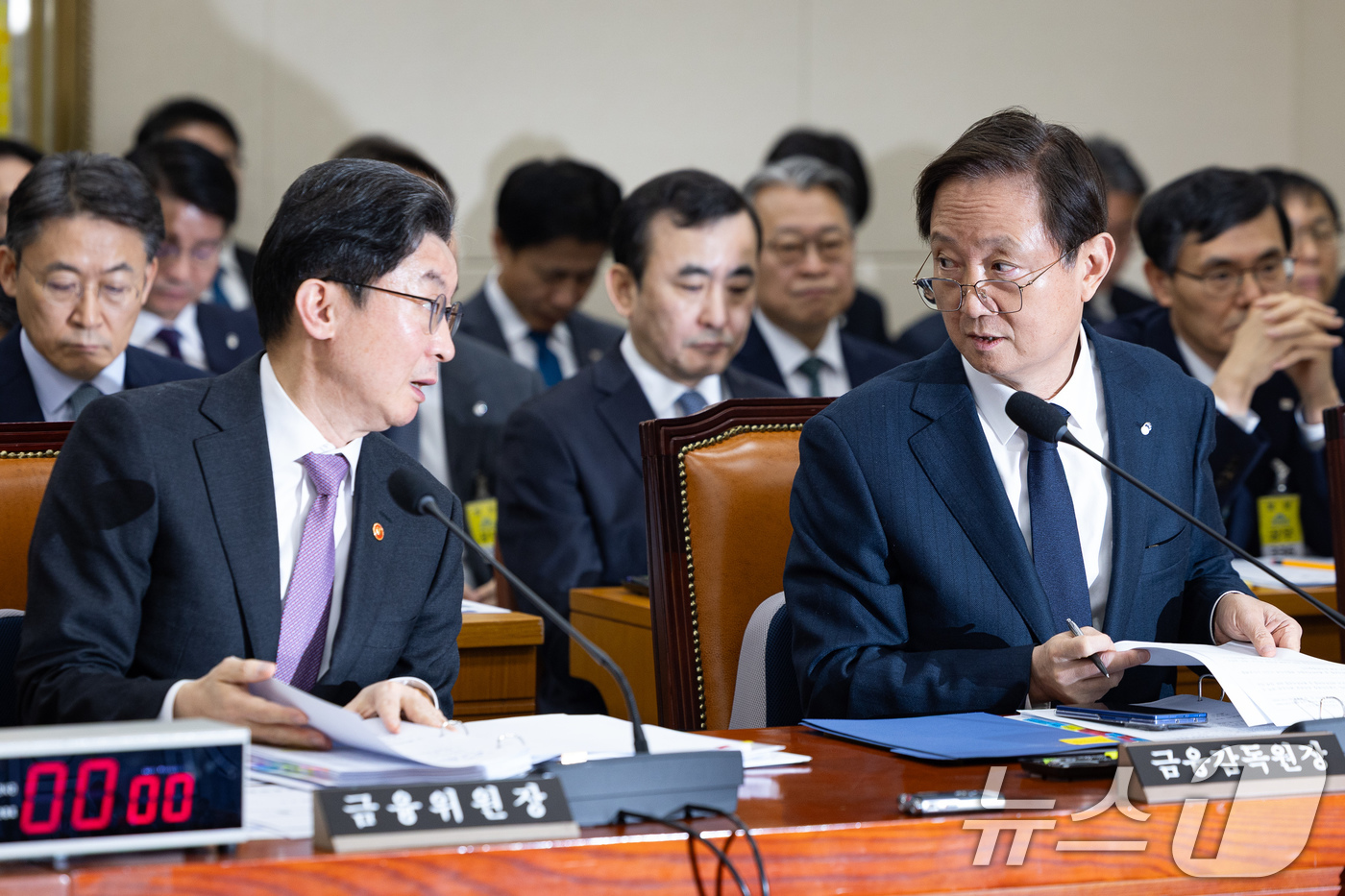 (서울=뉴스1) 유승관 기자 = 이억원 금융위원장(왼쪽)과 이찬진 금융감독원장이 5일 서울 여의도 국회에서 열린 제432회 국회(임시회) 정무위원회 제1차 전체회의에 출석해 대화하 …