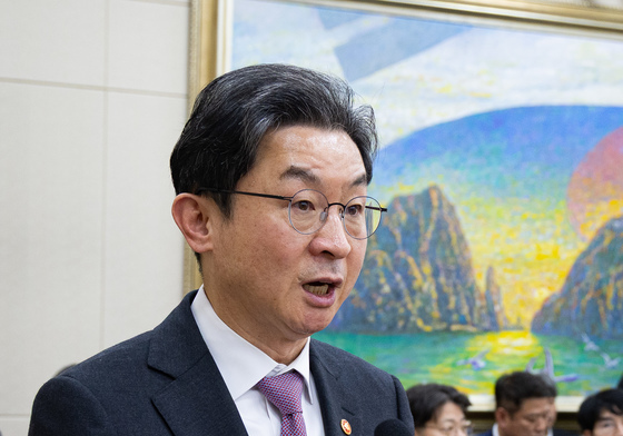 이억원 "부실기업 퇴출 속도"…동전주 상장폐지 요건 도입 검토