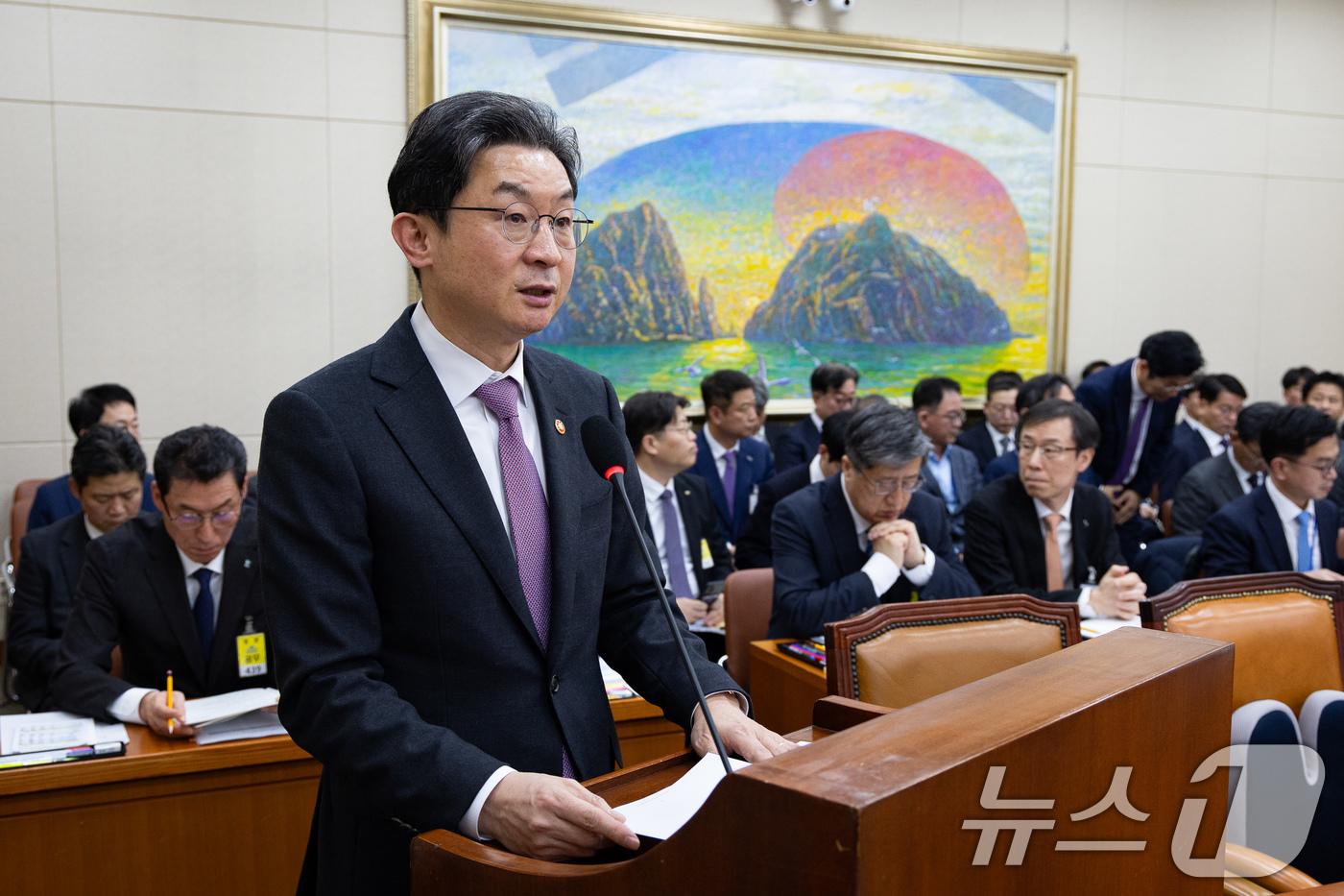 (서울=뉴스1) 유승관 기자 = 이억원 금융위원장이 5일 서울 여의도 국회에서 열린 제432회 국회(임시회) 정무위원회 제1차 전체회의에서 업무현황보고를 하고 있다. 2026.2. …