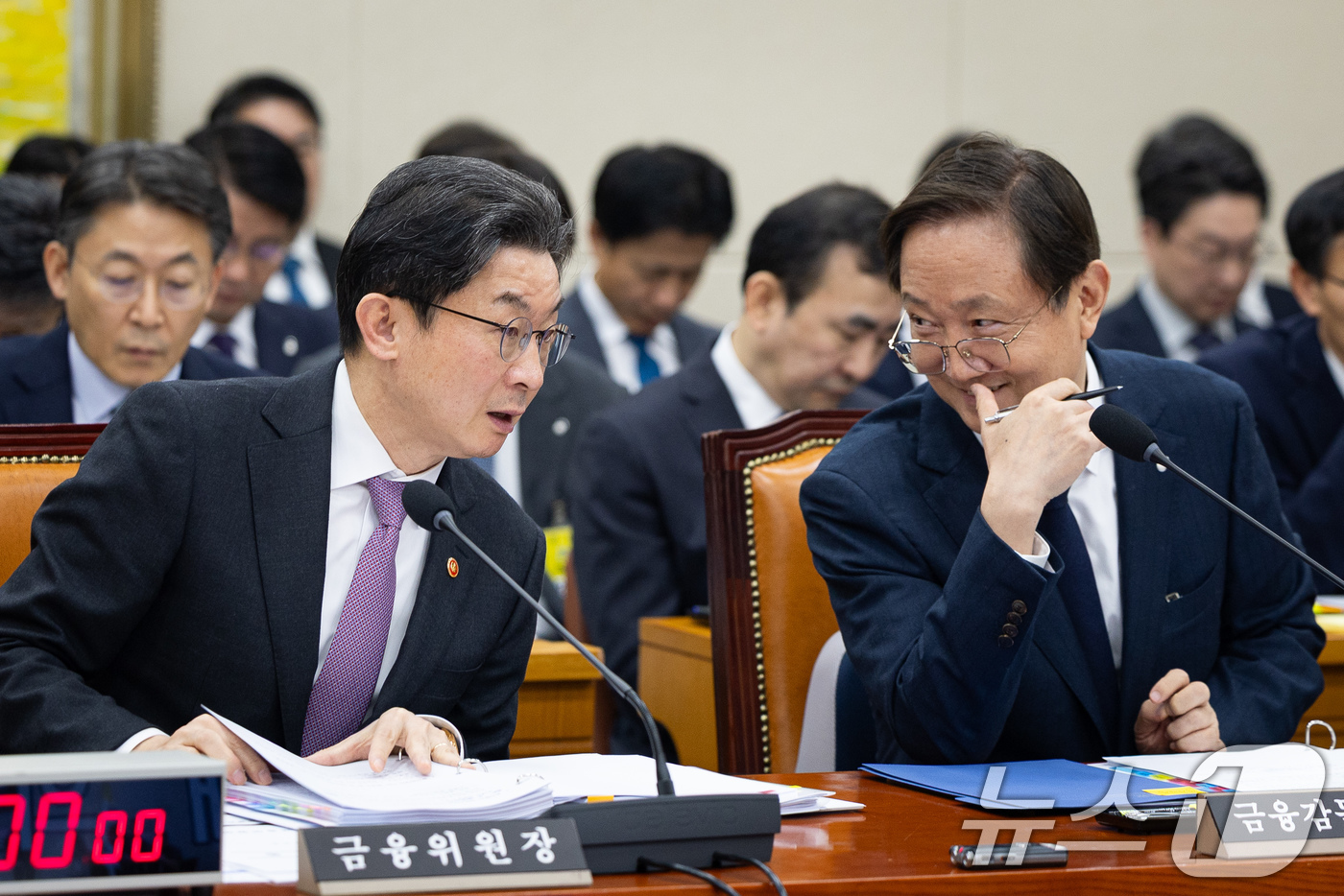 (서울=뉴스1) 유승관 기자 = 이억원 금융위원장(왼쪽)과 이찬진 금융감독원장이 5일 서울 여의도 국회에서 열린 제432회 국회(임시회) 정무위원회 제1차 전체회의에 출석해 대화하 …