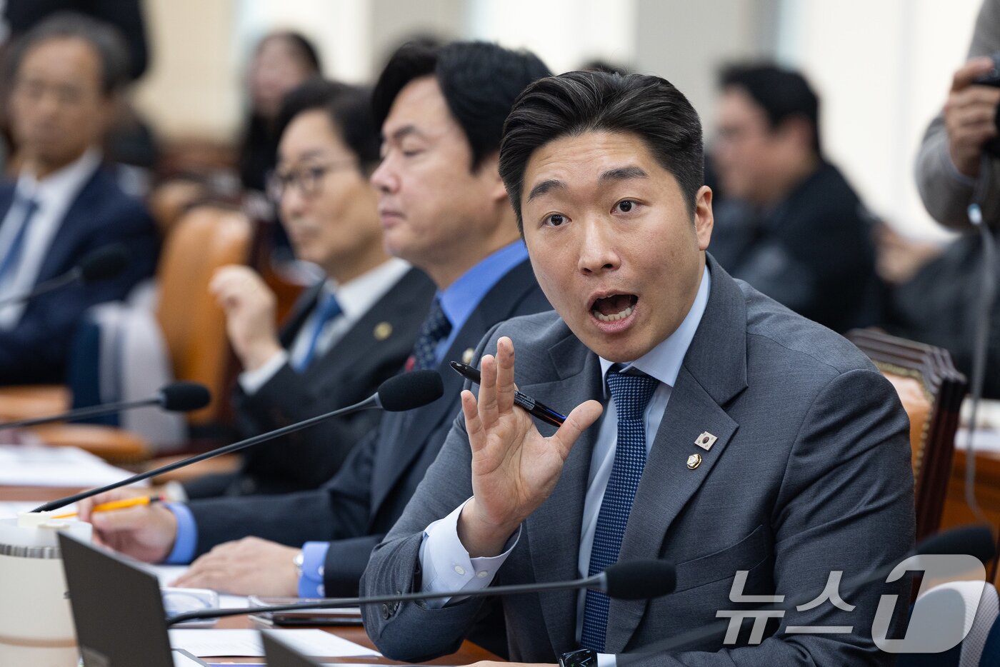 본문 이미지 - 김용만 더불어민주당 의원이 5일 서울 여의도 국회에서 열린 제432회 국회(임시회) 정무위원회 제1차 전체회의에서 김병주 MBK파트너스 고발 건과 관련해 윤한홍 정무위원장의 의사진행에 항의하고 있다. 2026.2.5/뉴스1 ⓒ News1 유승관 기자