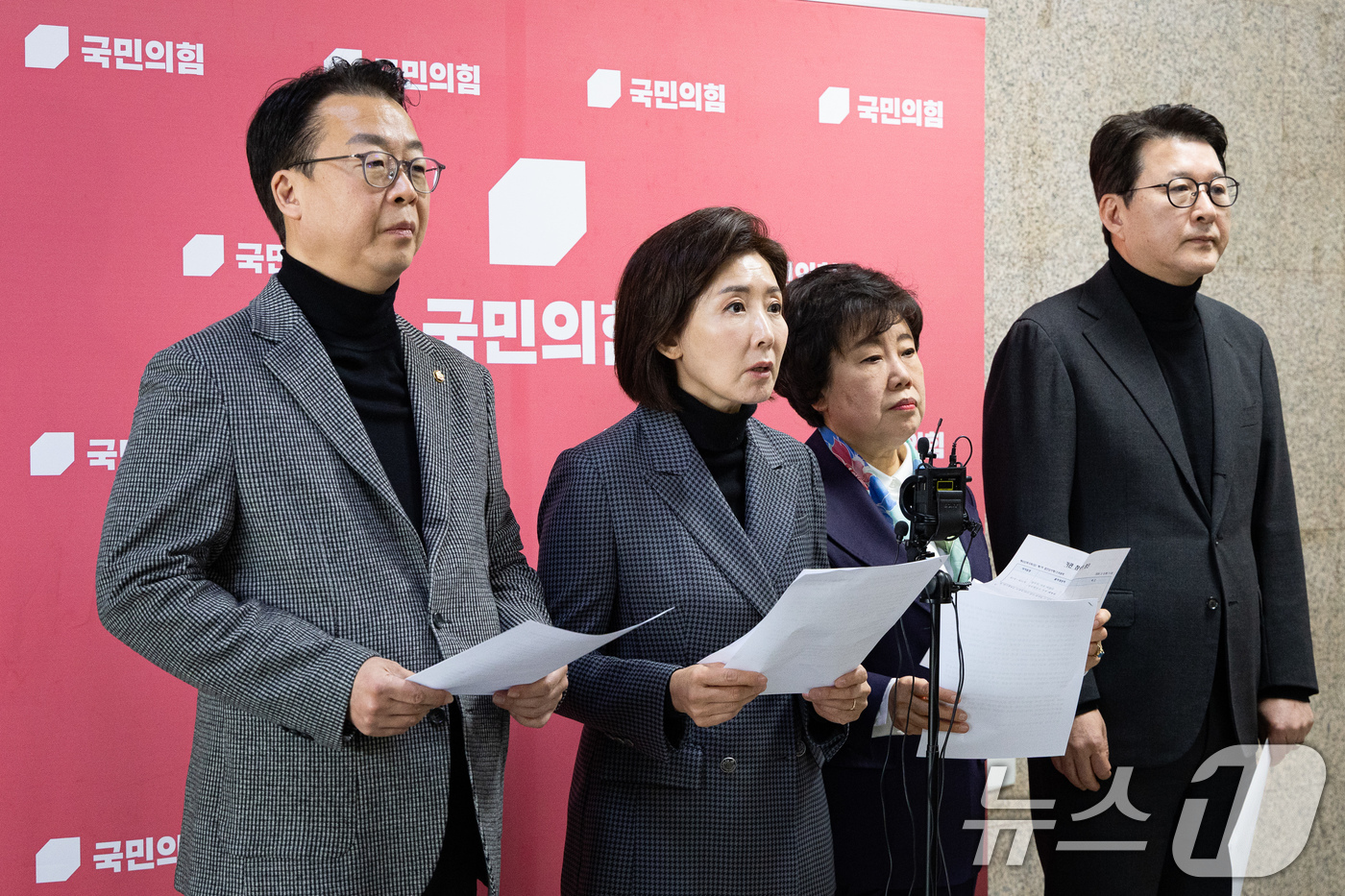 (서울=뉴스1) 유승관 기자 = 국민의힘 나경원 의원을 비롯한 법사위원들이 5일 서울 여의도 국회에서 법제사법위원회 상황 관련 기자회견을 하고 있다. 왼쪽부터 곽규택, 나경원, 조 …