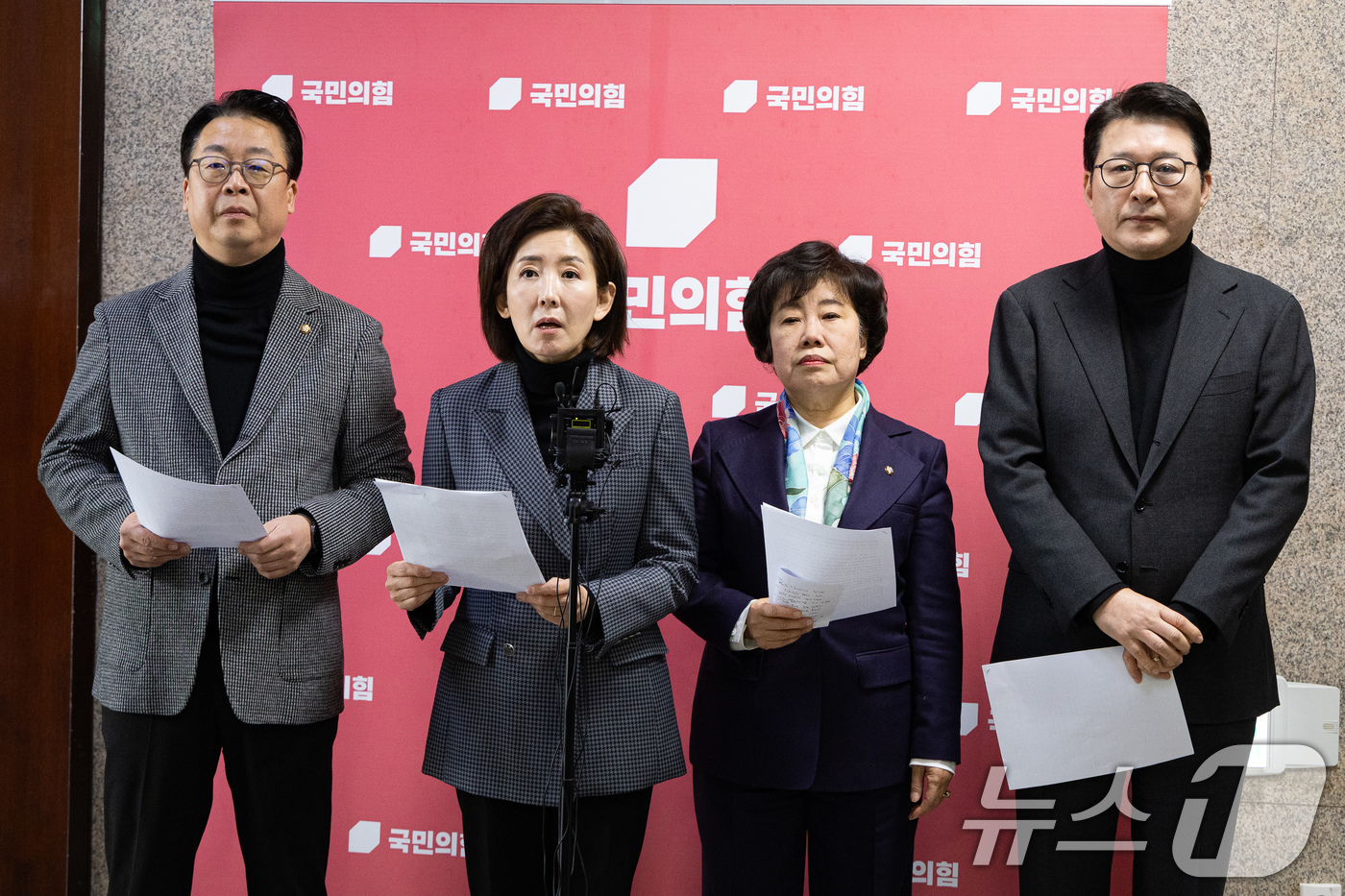 (서울=뉴스1) 유승관 기자 = 국민의힘 나경원 의원을 비롯한 법사위원들이 5일 서울 여의도 국회에서 법제사법위원회 상황 관련 기자회견을 하고 있다. 왼쪽부터 곽규택, 나경원, 조 …