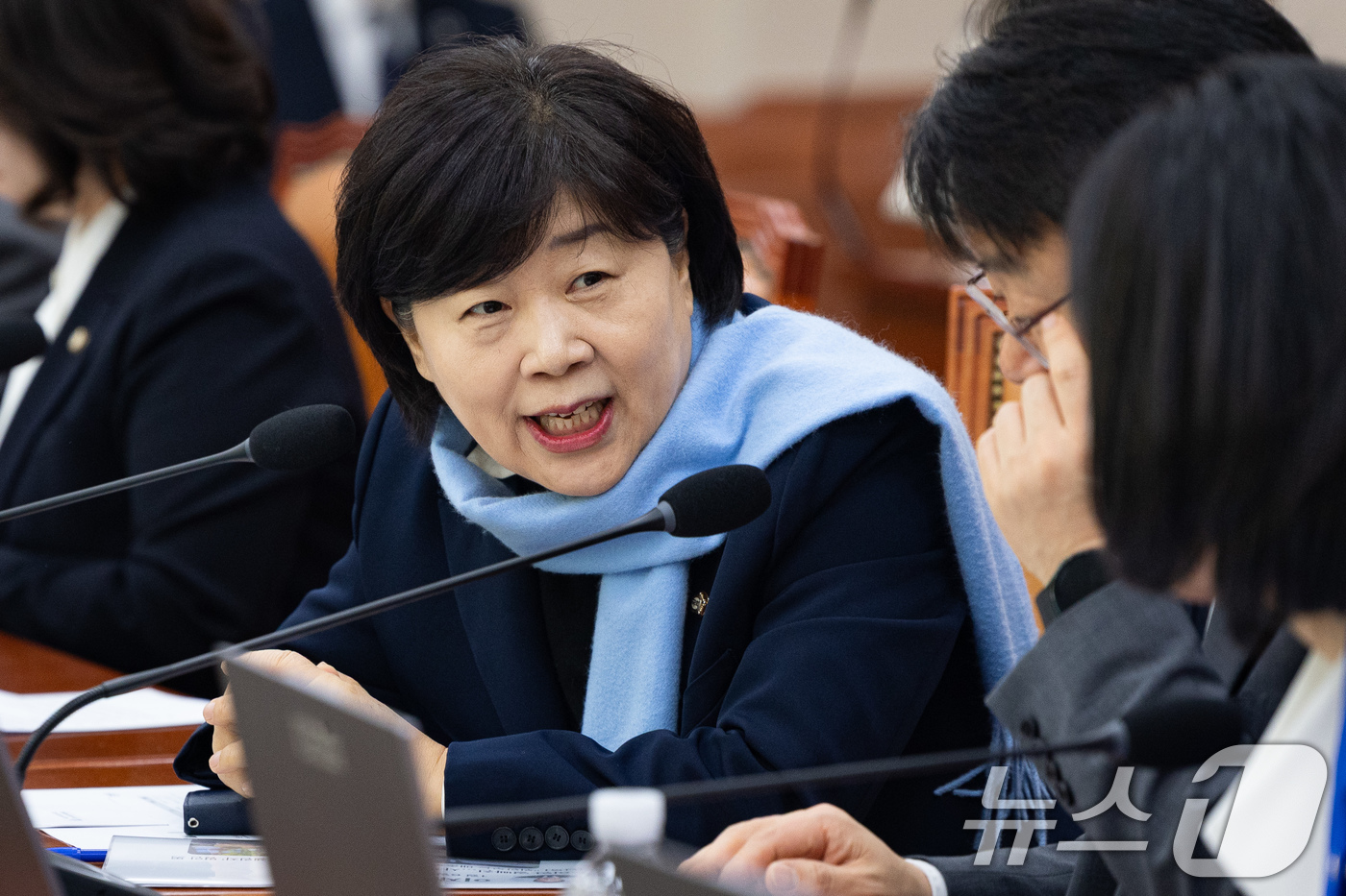 (서울=뉴스1) 유승관 기자 = 서영교 더불어민주당 의원이 5일 서울 여의도 국회에서 열린 제432회 국회(임시회) 성평등가족위원회 제1차 전체회의에서 민주당 의원들과 대화하고 있 …