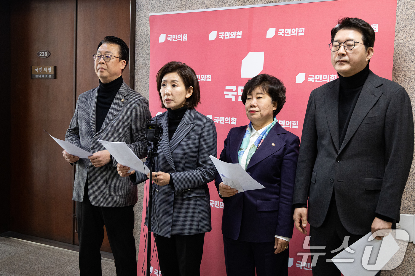 (서울=뉴스1) 유승관 기자 = 국민의힘 나경원 의원을 비롯한 법사위원들이 5일 서울 여의도 국회에서 법제사법위원회 상황 관련 기자회견을 하고 있다. 왼쪽부터 곽규택, 나경원, 조 …