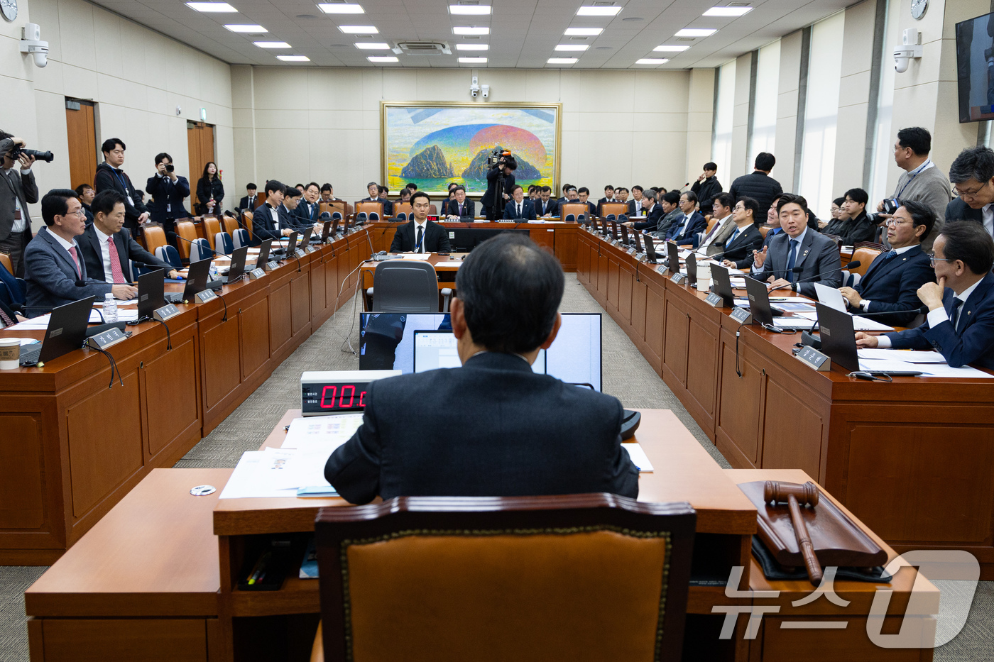 (서울=뉴스1) 유승관 기자 = 5일 서울 여의도 국회에서 열린 제432회 국회(임시회) 정무위원회 제1차 전체회의에서 여야 의원들이 여당의원 주도로 김병주 MBK파트너스 회장 등 …