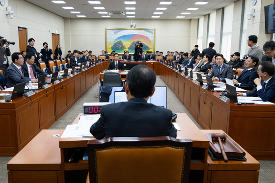 정무위, 김병주·김형석 '증감법 고발' 설전…22분만에 파행