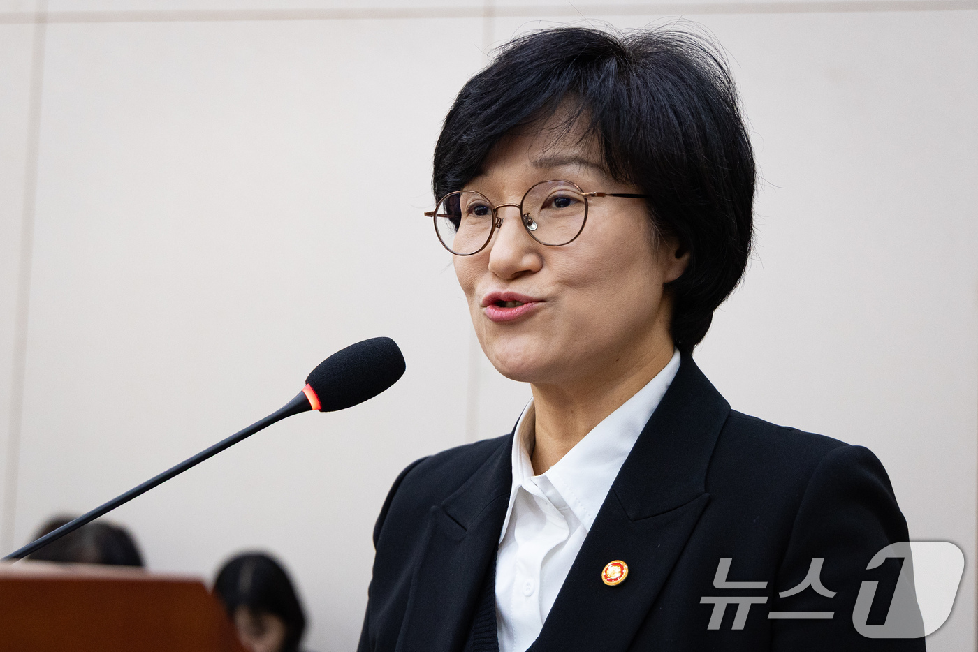 (서울=뉴스1) 유승관 기자 = 원민경 성평등가족부 장관이 5일 서울 여의도 국회에서 열린 제432회 국회(임시회) 성평등가족위원회 제1차 전체회의에 출석해 법안 의결 인사말을 하 …