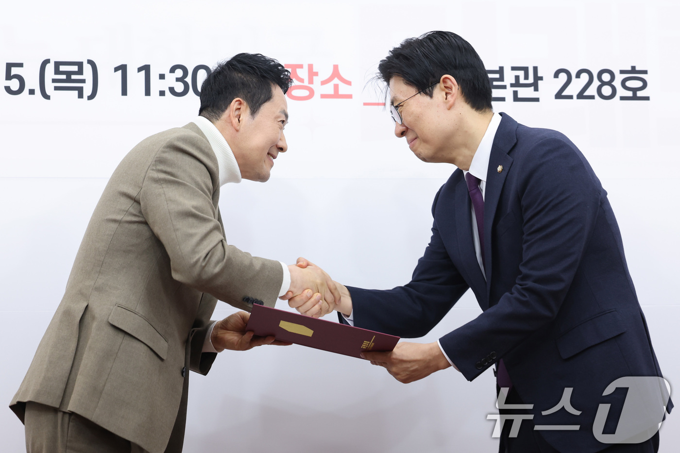 (서울=뉴스1) 신웅수 기자 = 장동혁 국민의힘 대표가 5일 서울 여의도 국회에서 열린 인재영입위원회 임명장 수여식에서 조정훈 위원장에게 임명장을 수여하고 있다. 2026.2.5/ …