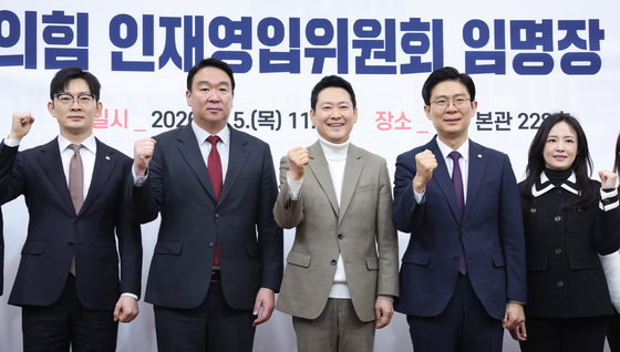 기념 촬영하는 장동혁 대표