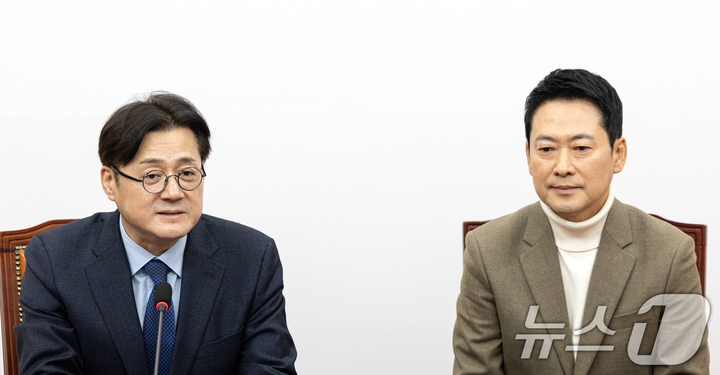 본문 이미지 - 홍익표 청와대 정무수석이 5일 서울 여의도 국회에서 장동혁 국민의힘 대표를 예방하고 있다. 2026.2.5/뉴스1 ⓒ News1 이승배 기자