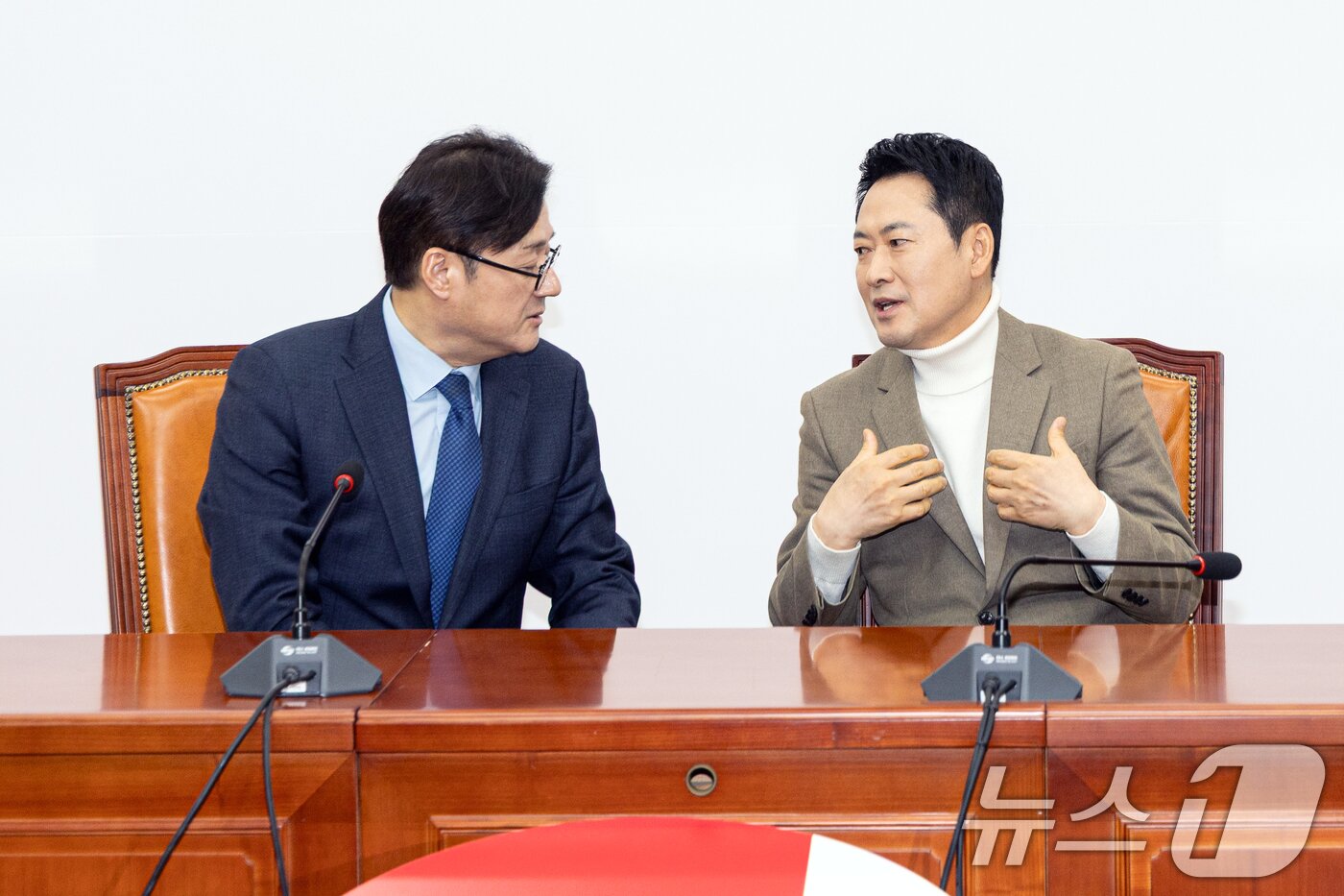 본문 이미지 - 장동혁 국민의힘 대표가 5일 서울 여의도 국회에서 홍익표 청와대 정무수석을 접견하고 있다. 2026.2.5/뉴스1 ⓒ News1 이승배 기자