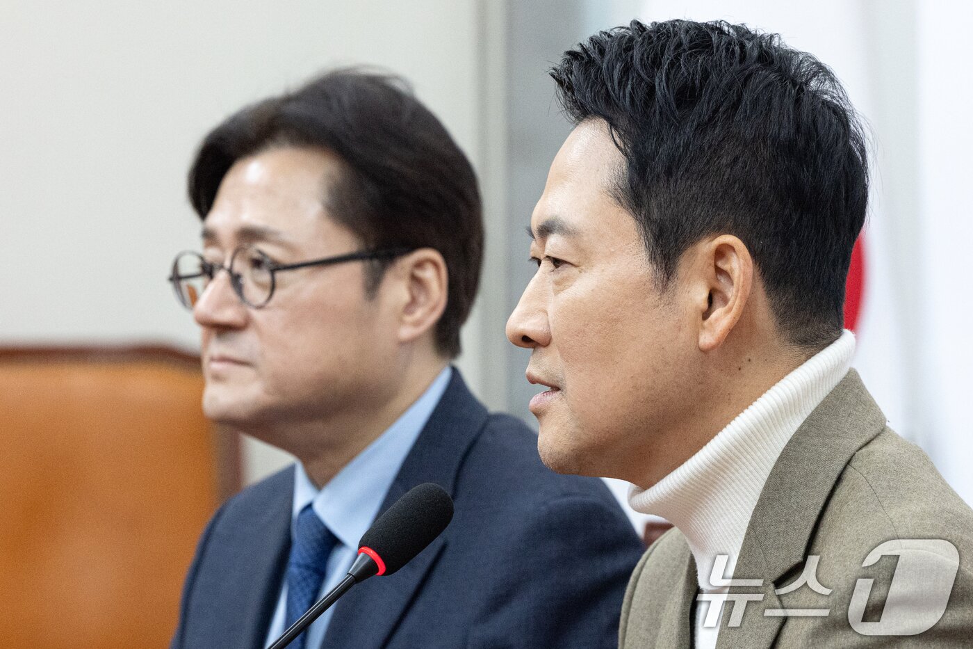 본문 이미지 - 장동혁 국민의힘 대표가 5일 서울 여의도 국회에서 홍익표 청와대 정무수석을 접견하고 있다. 2026.2.5/뉴스1 ⓒ News1 이승배 기자