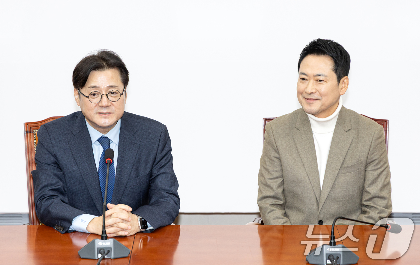 (서울=뉴스1) 이승배 기자 = 홍익표 청와대 정무수석이 5일 서울 여의도 국회에서 장동혁 국민의힘 대표를 예방하고 있다. 2026.2.5/뉴스1