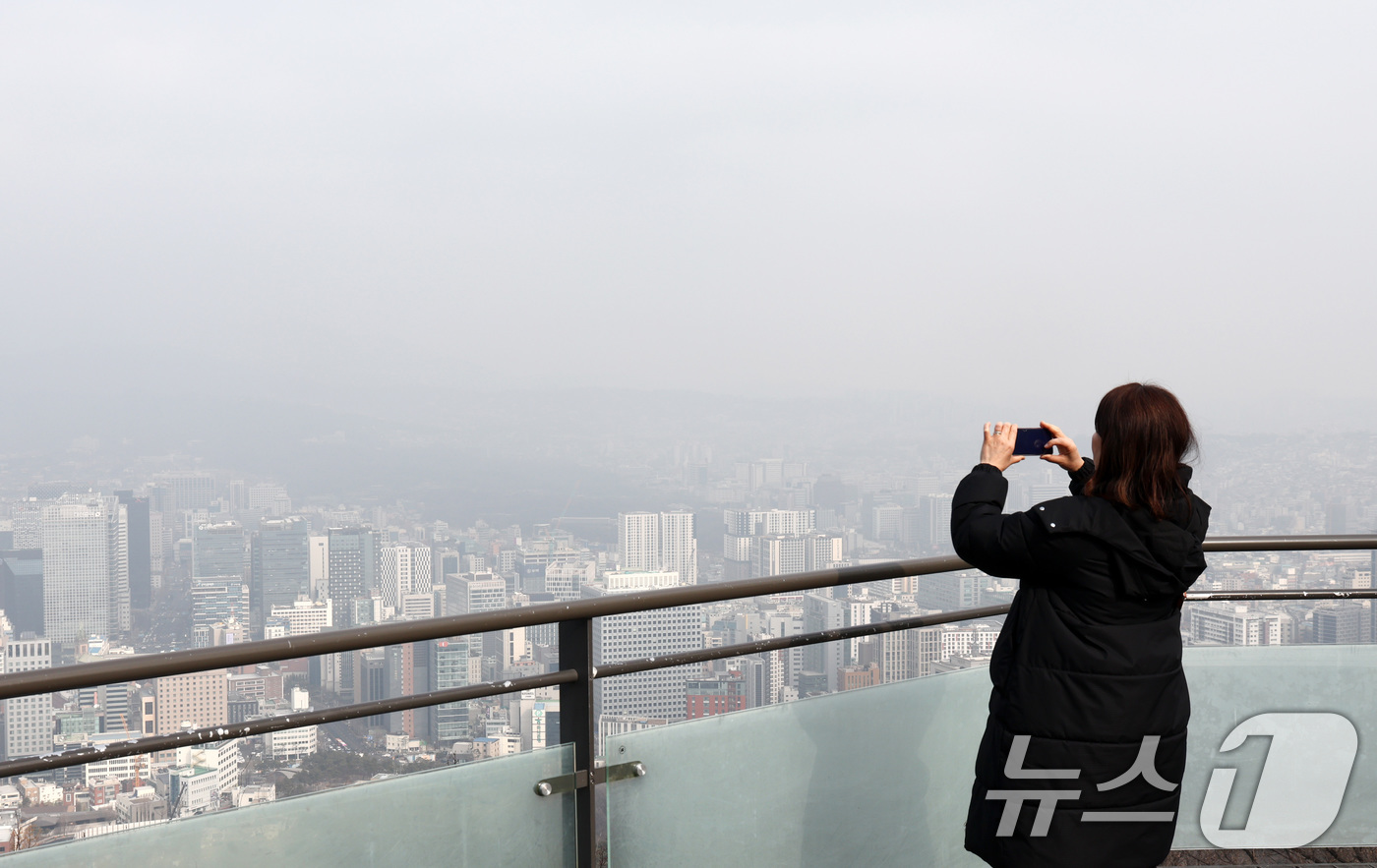 (서울=뉴스1) 최지환 기자 = 수도권 지역의 초미세먼지 농도가 '나쁨' 수준을 보인 5일 서울 남산에서 바라본 도심이 뿌옇다. 2026.2.5/뉴스1