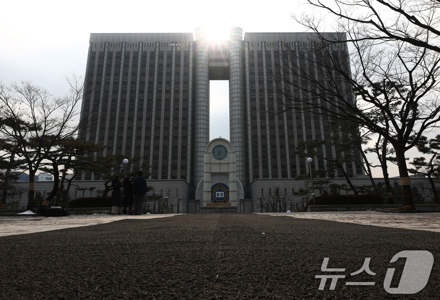 (서울=뉴스1) 김민지 기자 = 내란·외환 전담재판부 구성을 논의하기 위한 서울고등법원의 3차 전체 판사회의가 열린 5일 오후 서울 서초구 서울고법 청사 모습.이날 열린 회의에서는 …