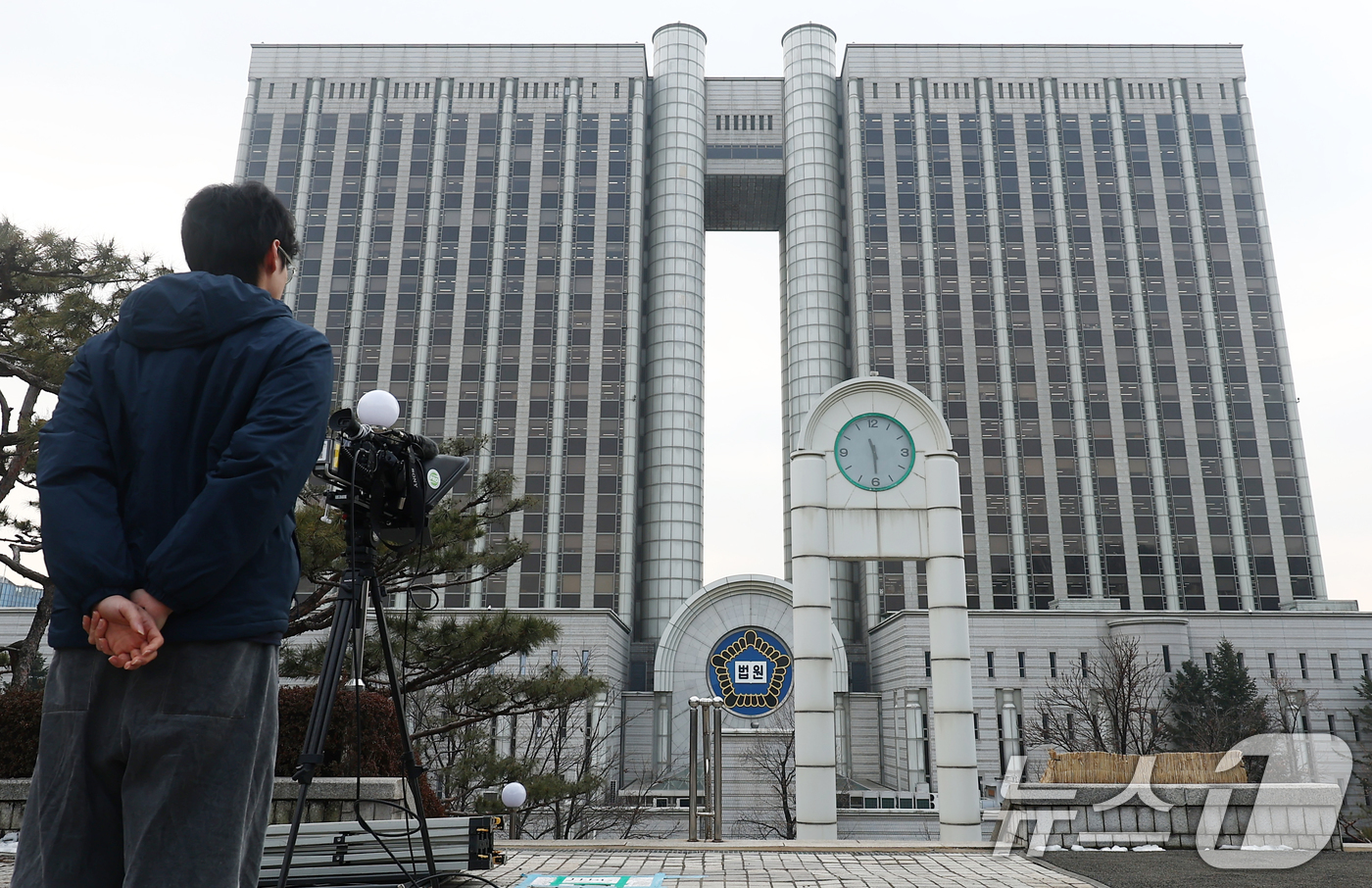 (서울=뉴스1) 김민지 기자 = 내란·외환 전담재판부 구성을 논의하기 위한 서울고등법원의 3차 전체 판사회의가 열린 5일 오후 서울 서초구 서울고법 청사 모습.이날 열린 회의에서는 …