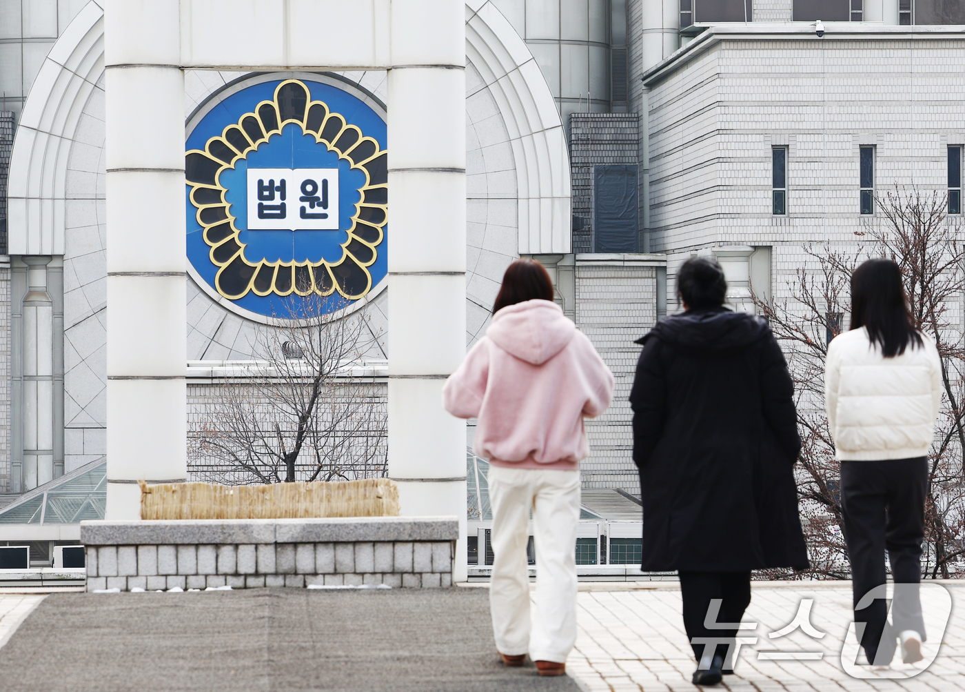 (서울=뉴스1) 김민지 기자 = 내란·외환 전담재판부 구성을 논의하기 위한 서울고등법원의 3차 전체 판사회의가 열린 5일 오후 서울 서초구 서울고법 청사 앞으로 직원들이 오가고 있 …