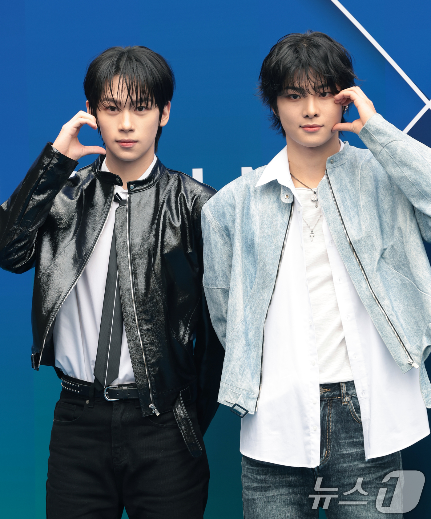 (서울=뉴스1) 권현진 기자 = 유나이트 스티브와 시온(오른쪽)이 5일 서울 중구 동대문디자인플라자(DDP)에서 열린 서울패션위크 2026 F/W '한나신' 컬렉션 쇼에 참석해 포 …