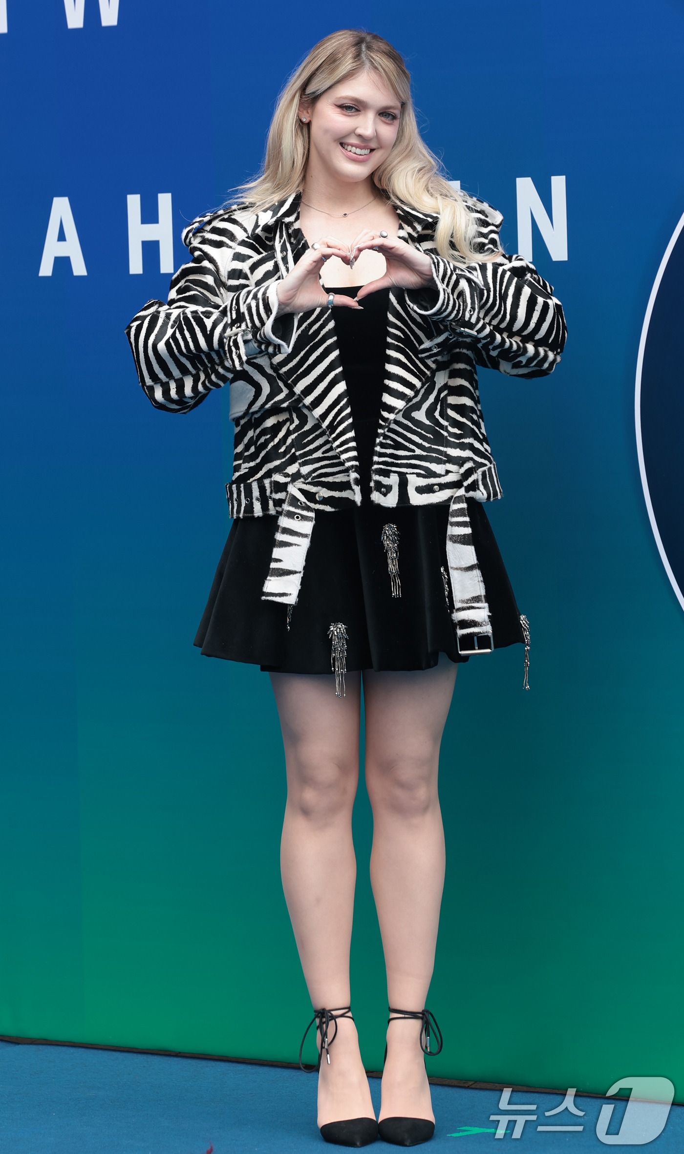 (서울=뉴스1) 권현진 기자 = 배우 카슨이 5일 서울 중구 동대문디자인플라자(DDP)에서 열린 서울패션위크 2026 F/W '한나신' 컬렉션 쇼에 참석해 포즈를 취하고 있다. 2 …