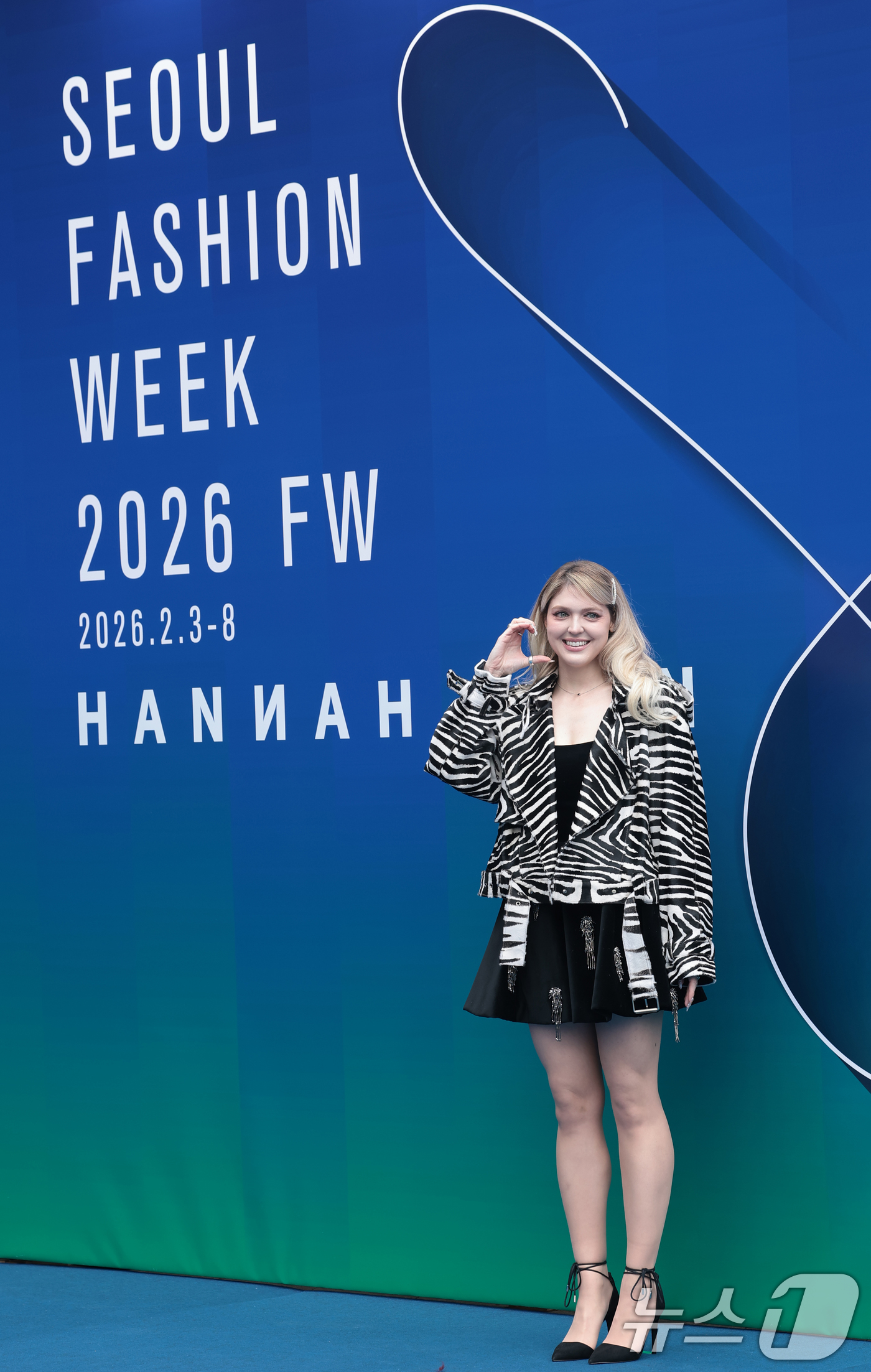 (서울=뉴스1) 권현진 기자 = 배우 카슨이 5일 서울 중구 동대문디자인플라자(DDP)에서 열린 서울패션위크 2026 F/W '한나신' 컬렉션 쇼에 참석해 포즈를 취하고 있다. 2 …