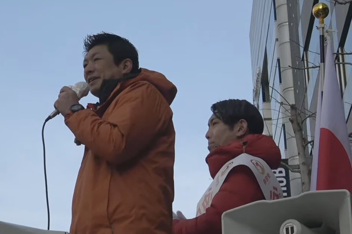 본문 이미지 - 5일 일본 교토부 교토역 근처에서 열린 참정당 유세에서 가미야 소헤이 대표가 연설하고 있다. (사진=참정당 유튜브 갈무리)