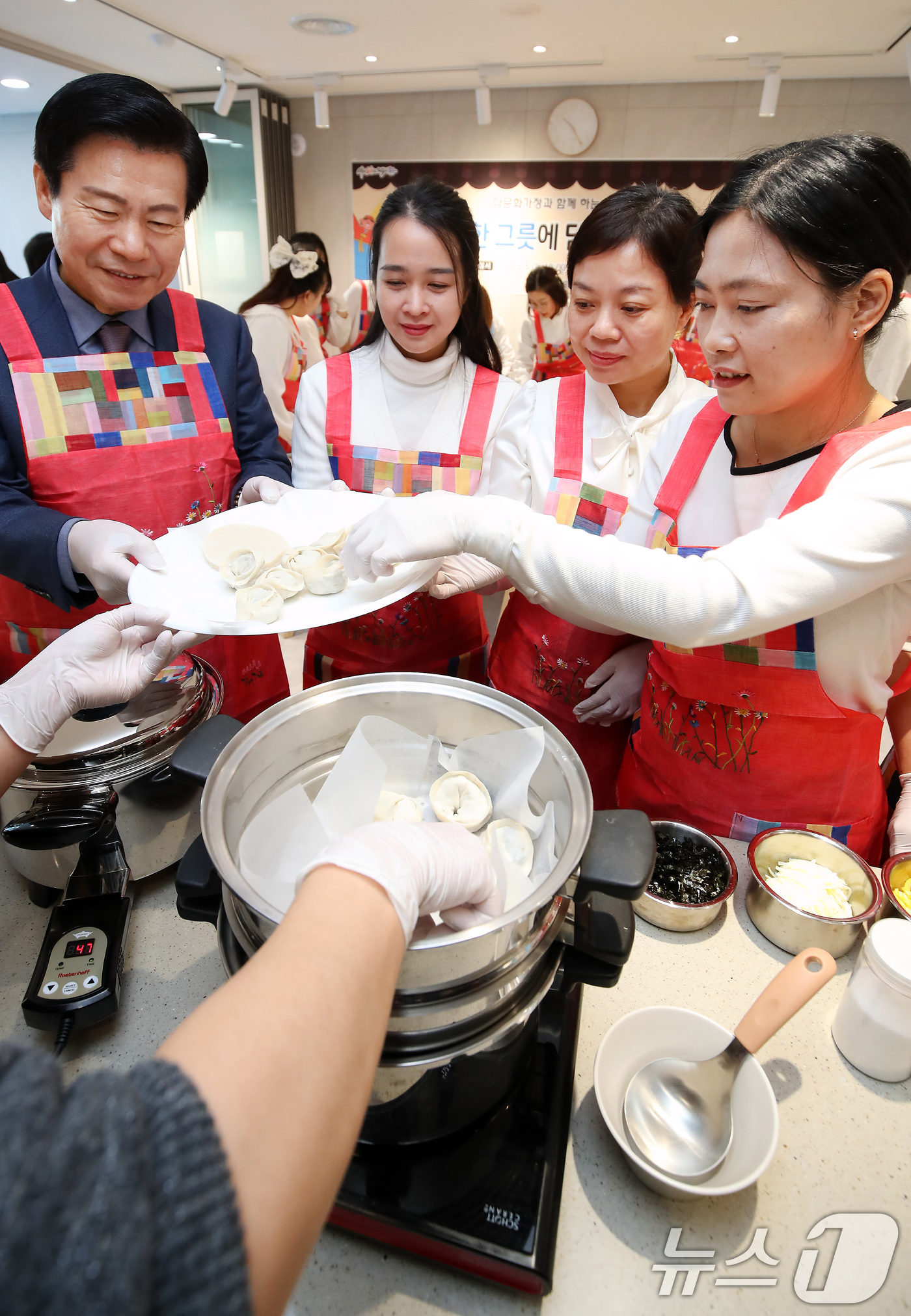 (대구=뉴스1) 공정식 기자 = 5일 오전 대구 중구 서문로1가 중구생활문화센터에서 열린 '다문화가정과 함께하는 설 명절 행사'에 참여한 다문화가족나눔봉사단원들이 손으로 빚은 만두 …